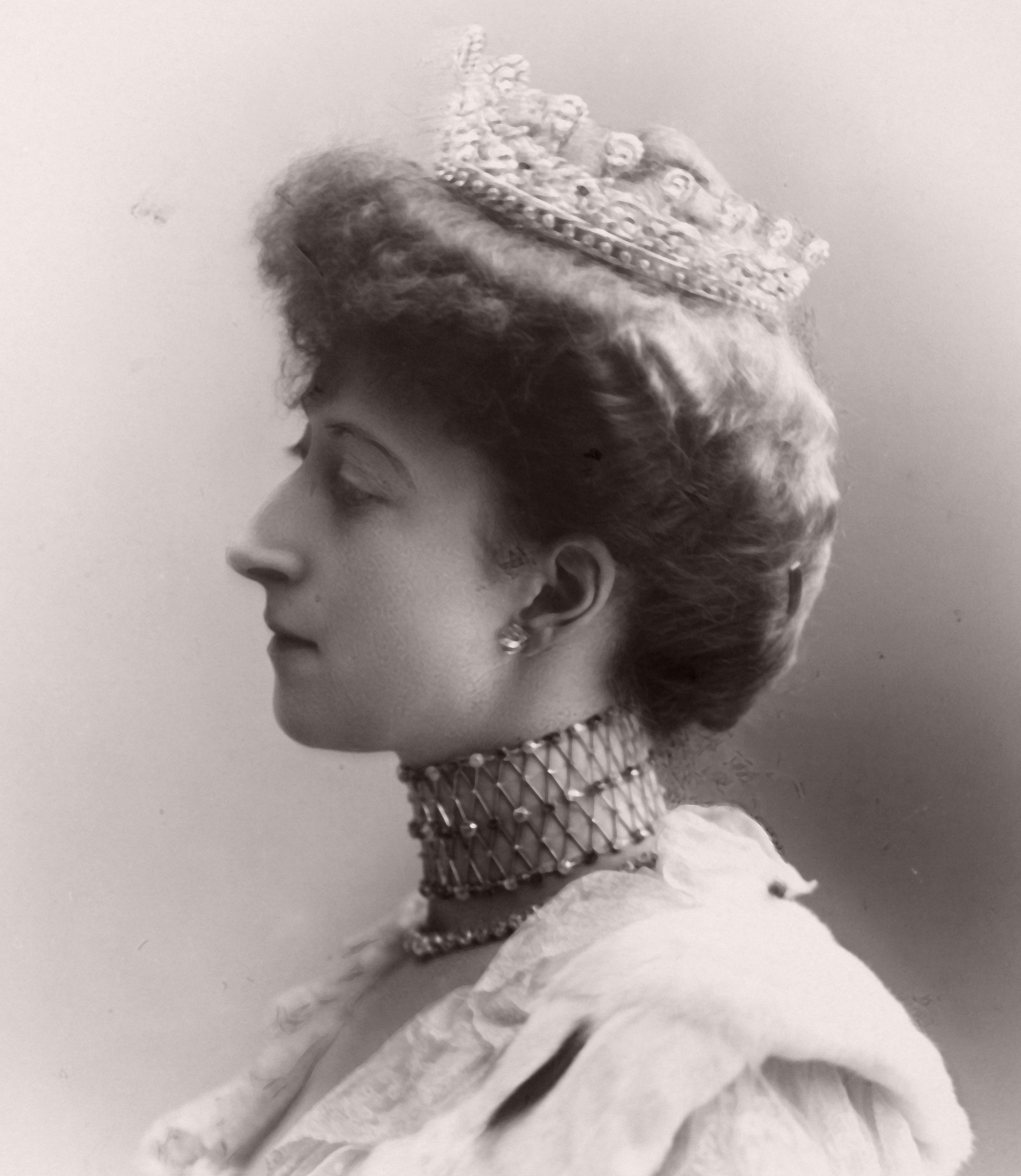 Portrett av dronningen i profil med tiara og en bred, perlebesatt "choker".