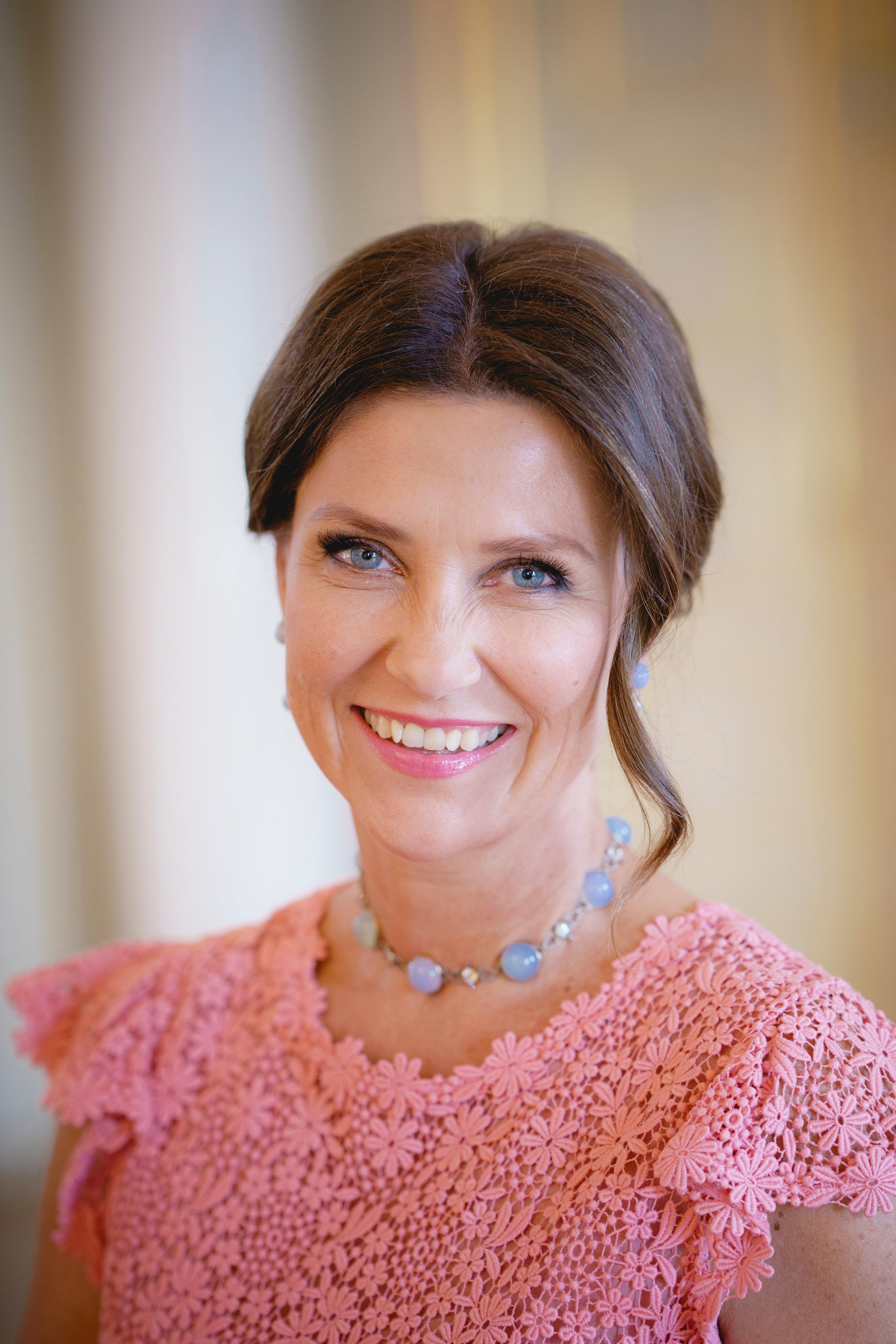 Portrett av Prinsesse Märtha Louise med oppsatt hår og rosa kjole.