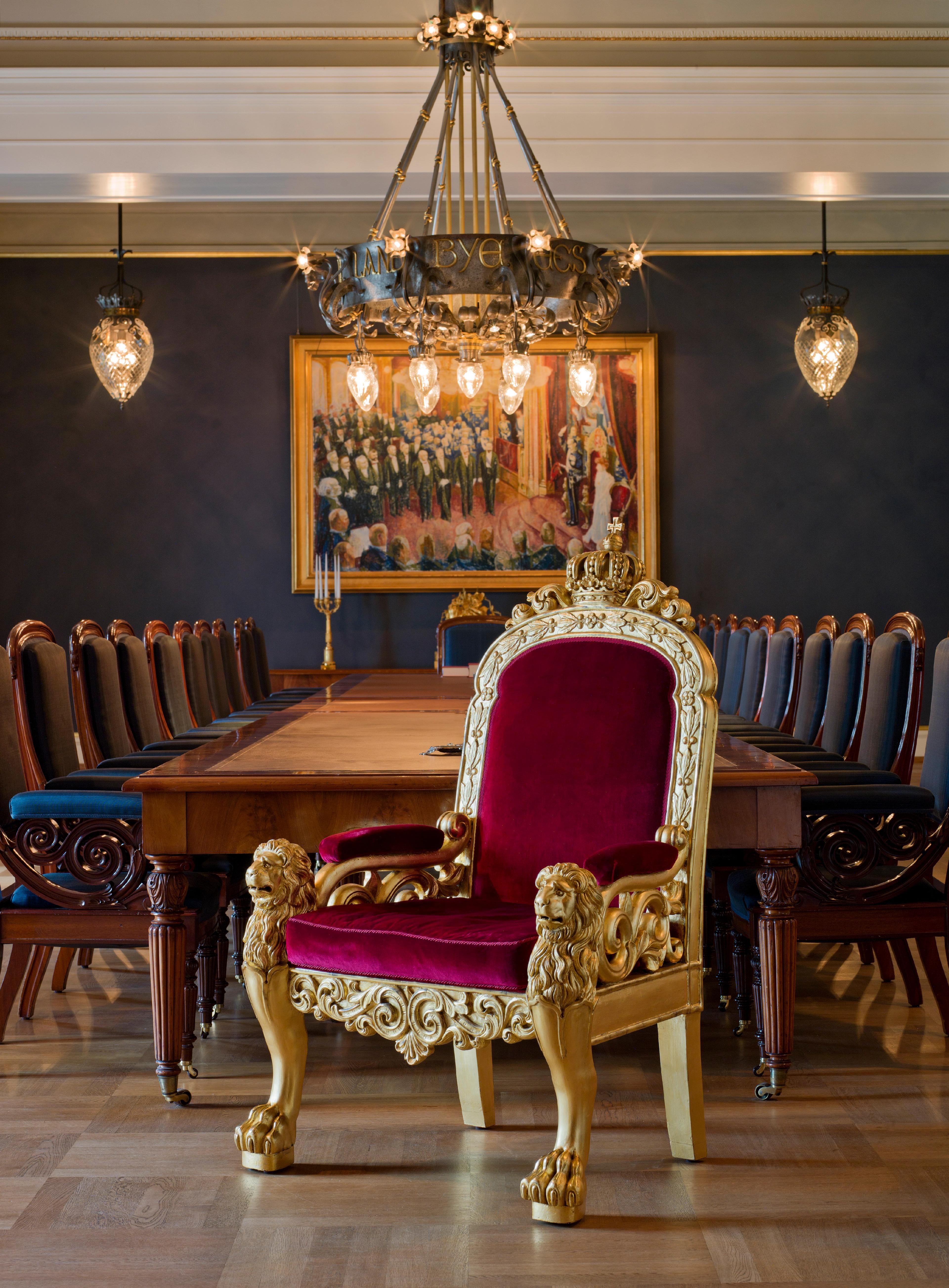 Stolen er trukket med dyprødt stoff på sete, rygge og armlener. Stolen for øvrig er forgylt, med løveføtter på de fremste bena og løvehoder ytterst på armlenene. Øverst på stolryggen står en lukket kongekrone.