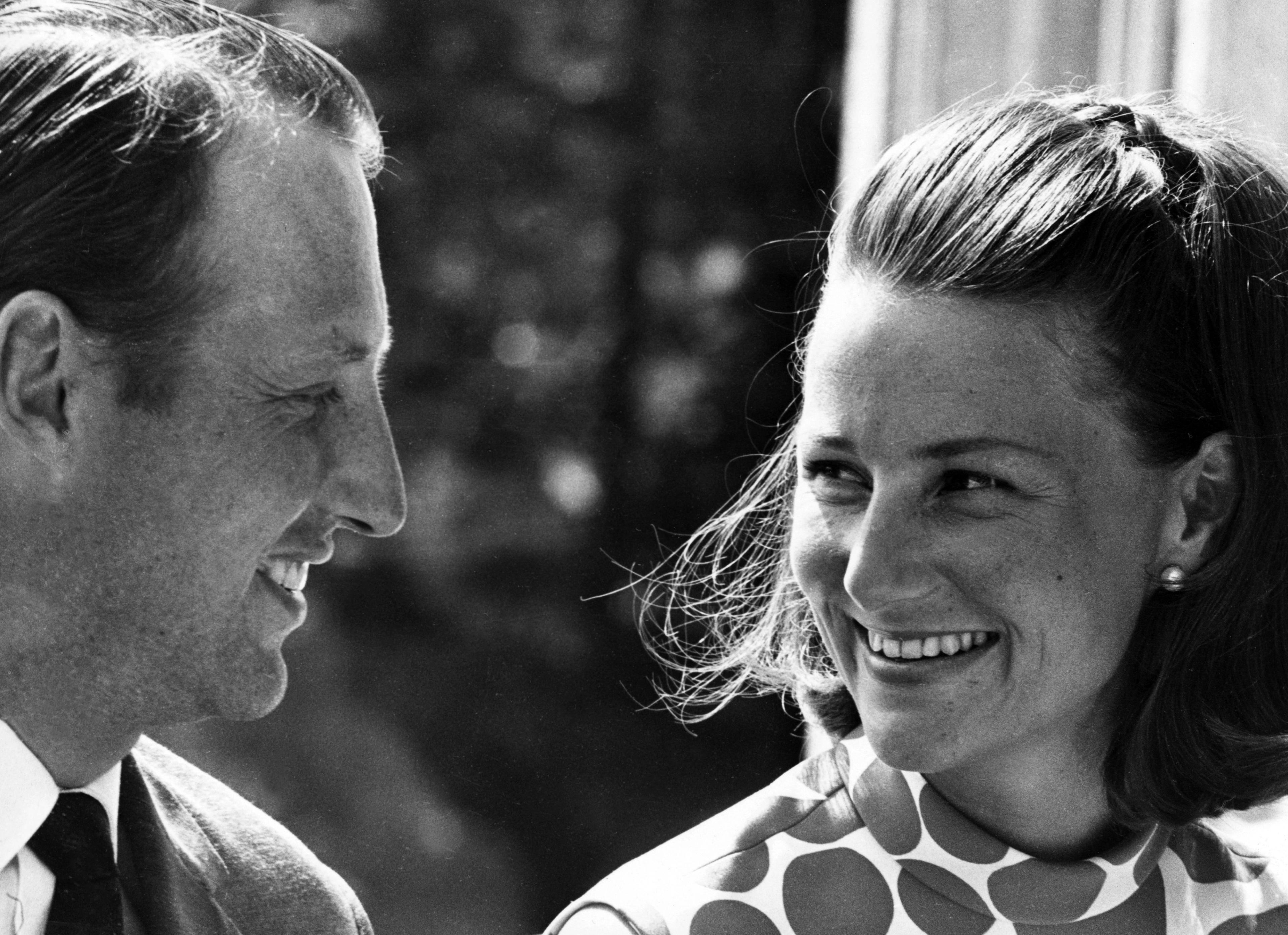 Kronprins Harald og Kronprinsesse Sonja ser varmt på hverandre.