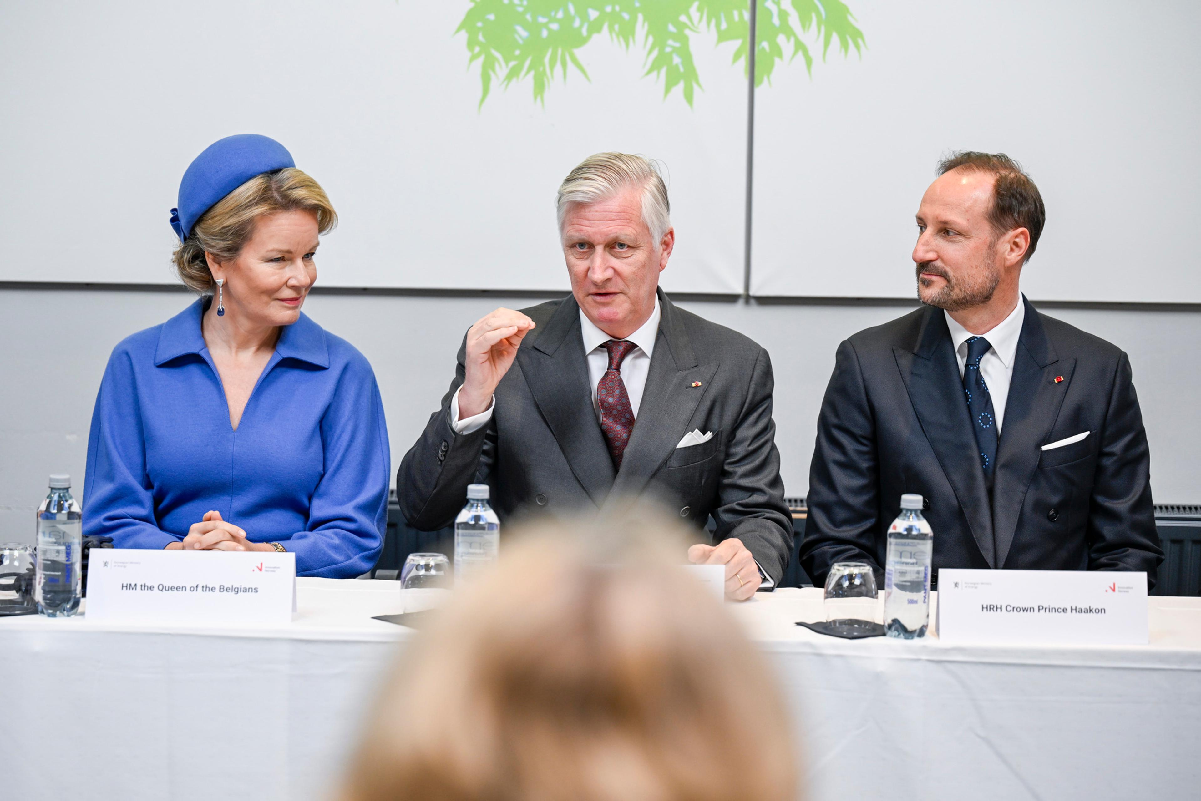 Dronningen og Kongen av belgierne sammen med Kronprinsen under et næringslivsseminar i Stavanger.