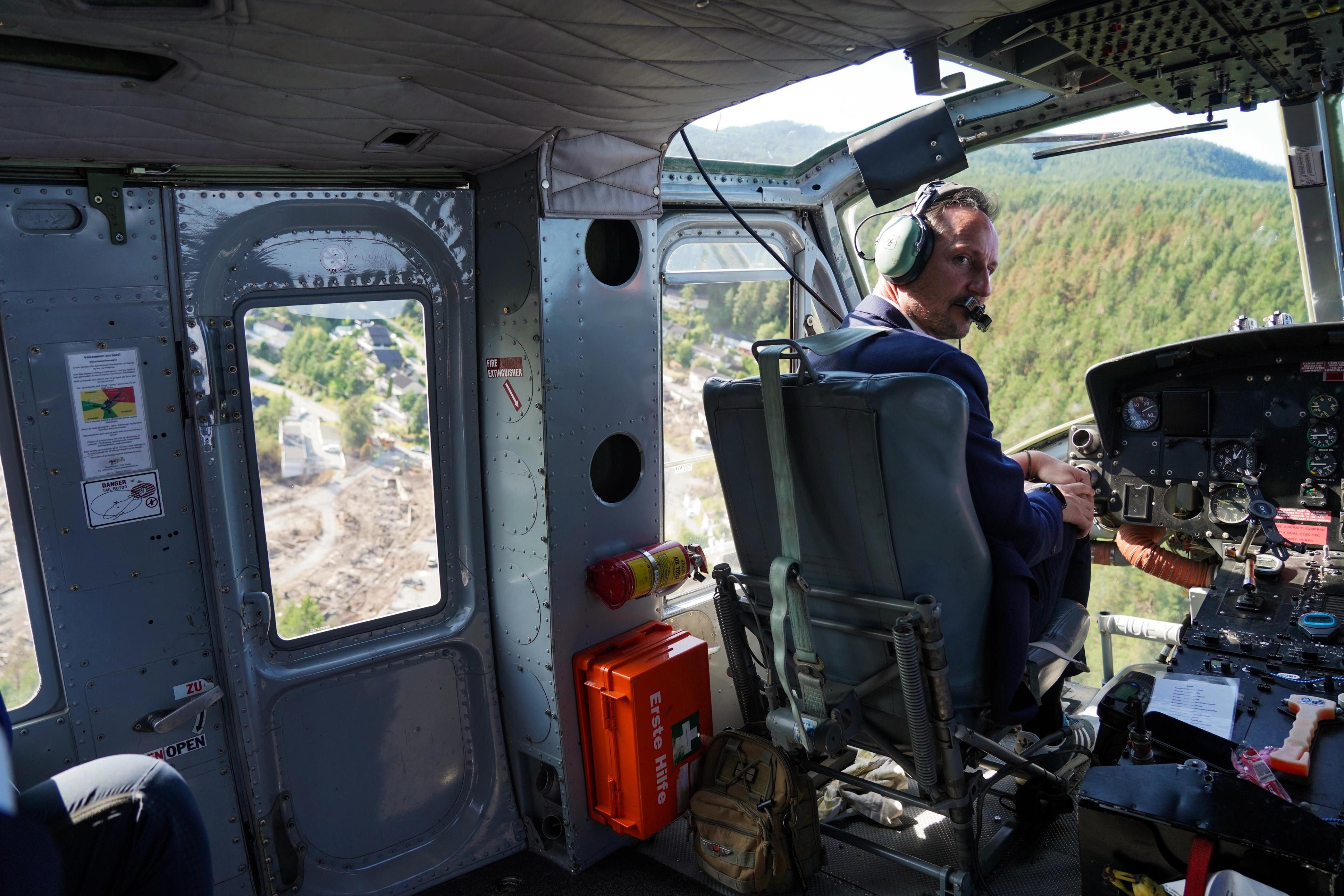 Kronprins Haakon sittende foran i helikopteret