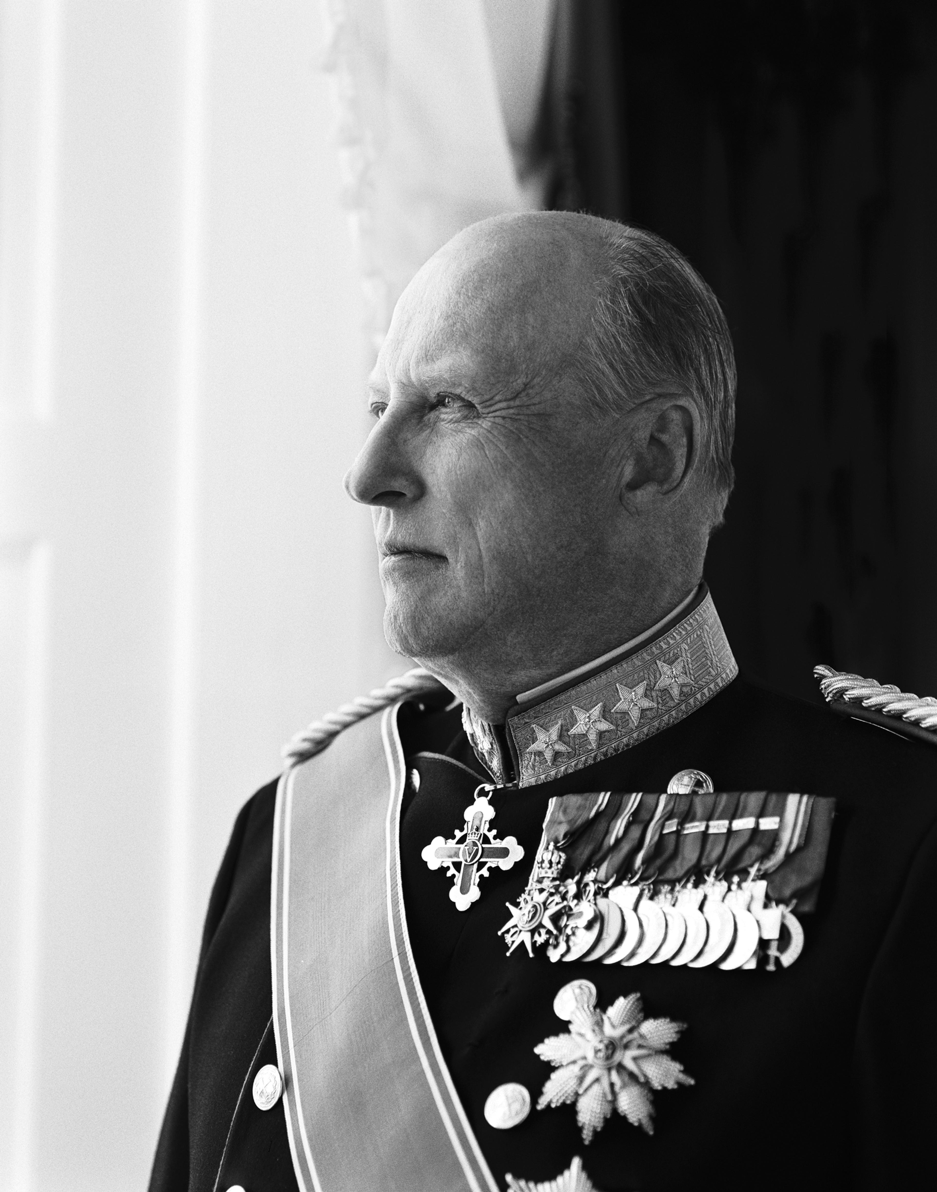 Portrett av Kong Harald i galla. Kongen er avbildet delvis fra siden og ser ut av bildet.