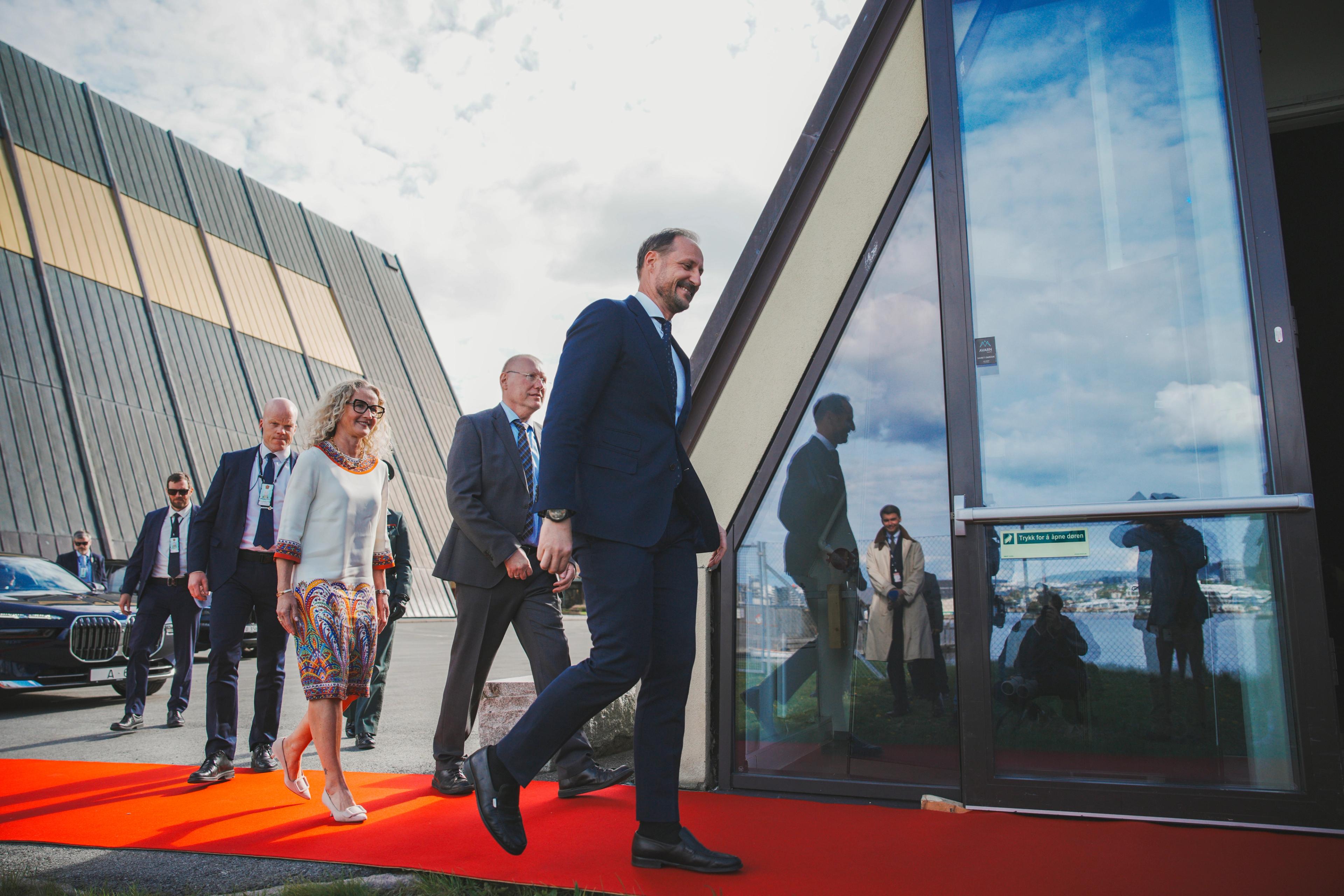 Kronprins Haakon på rød løper, med direktør og styreleder på Frammuseet hakk i hæl.