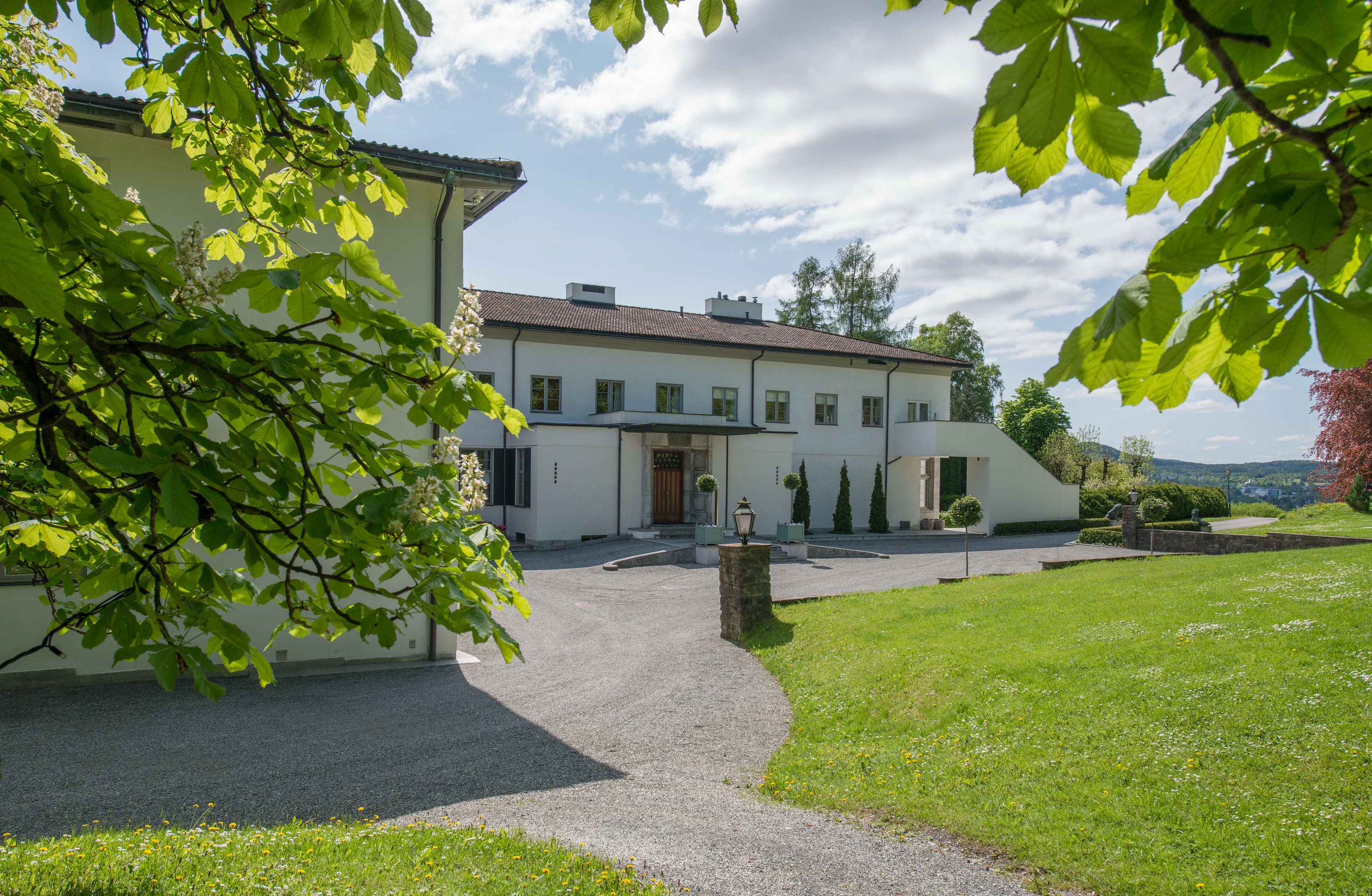 Gårdsplassen og hovedbygningen på Skaugum i mai.