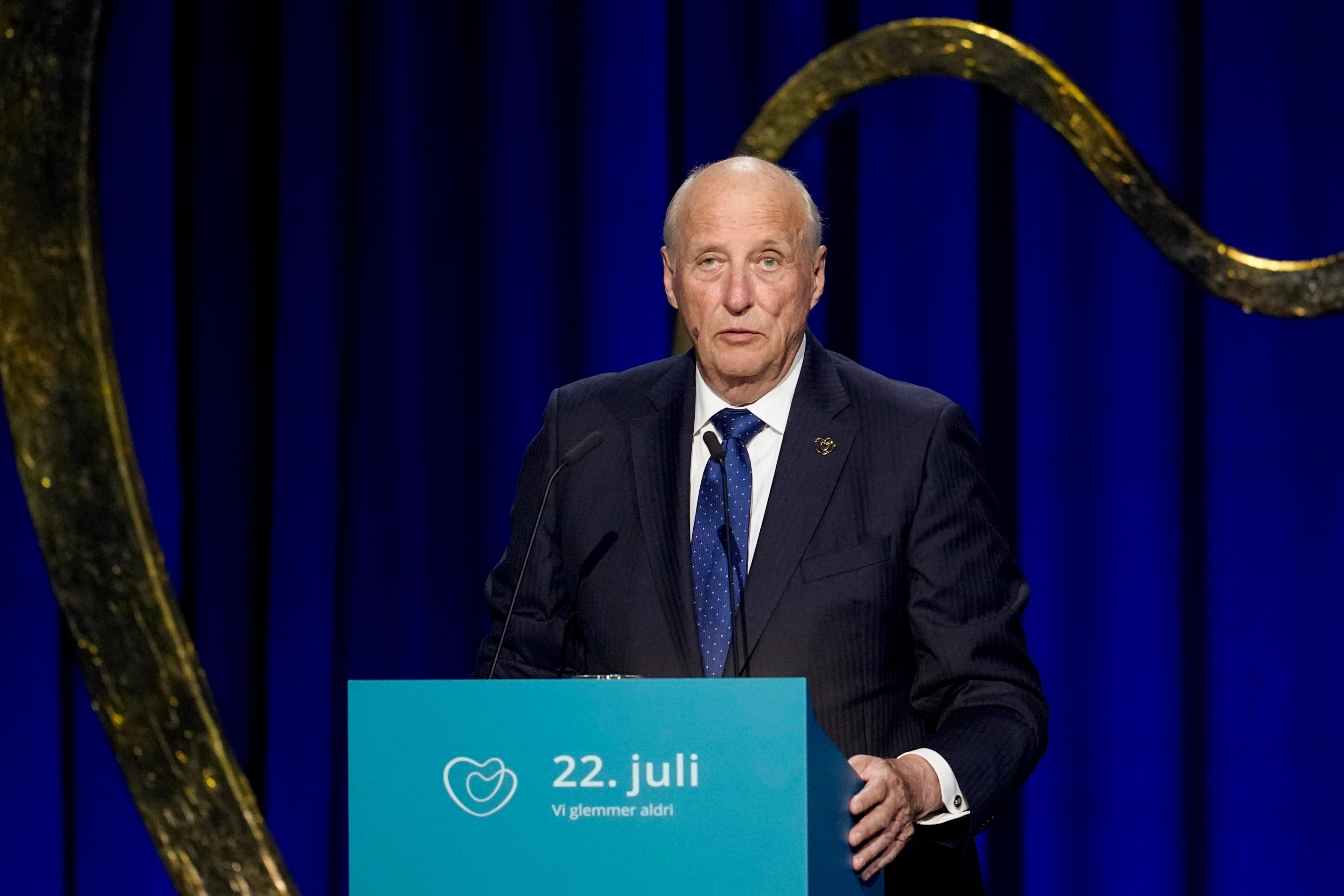 Kong Harald står ved talerstolen, som er merket 22. juli - Vi glemmer aldri