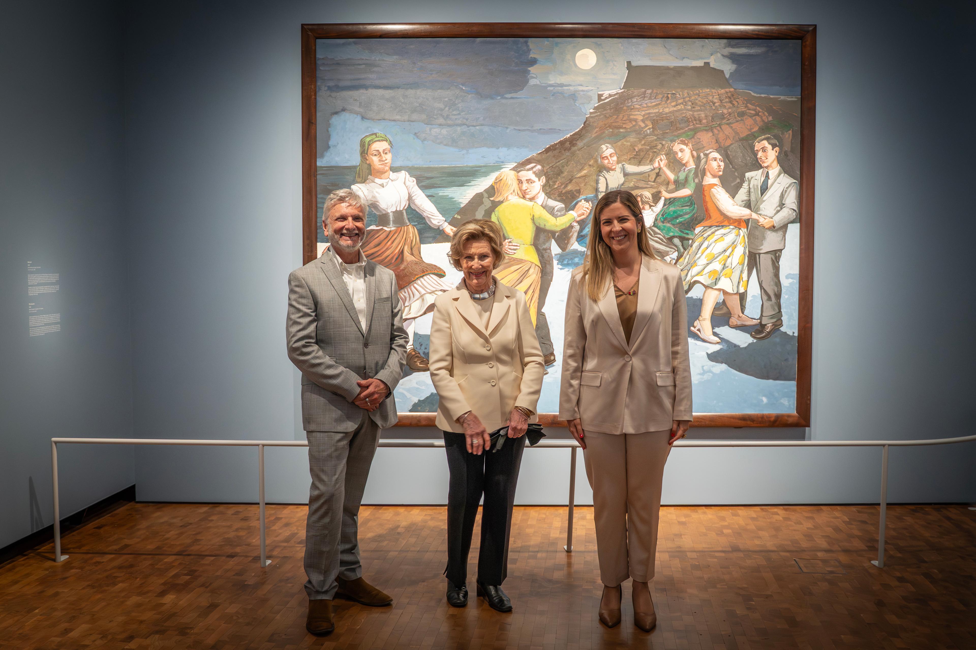 Gruppebilde foran verket "Dansen".