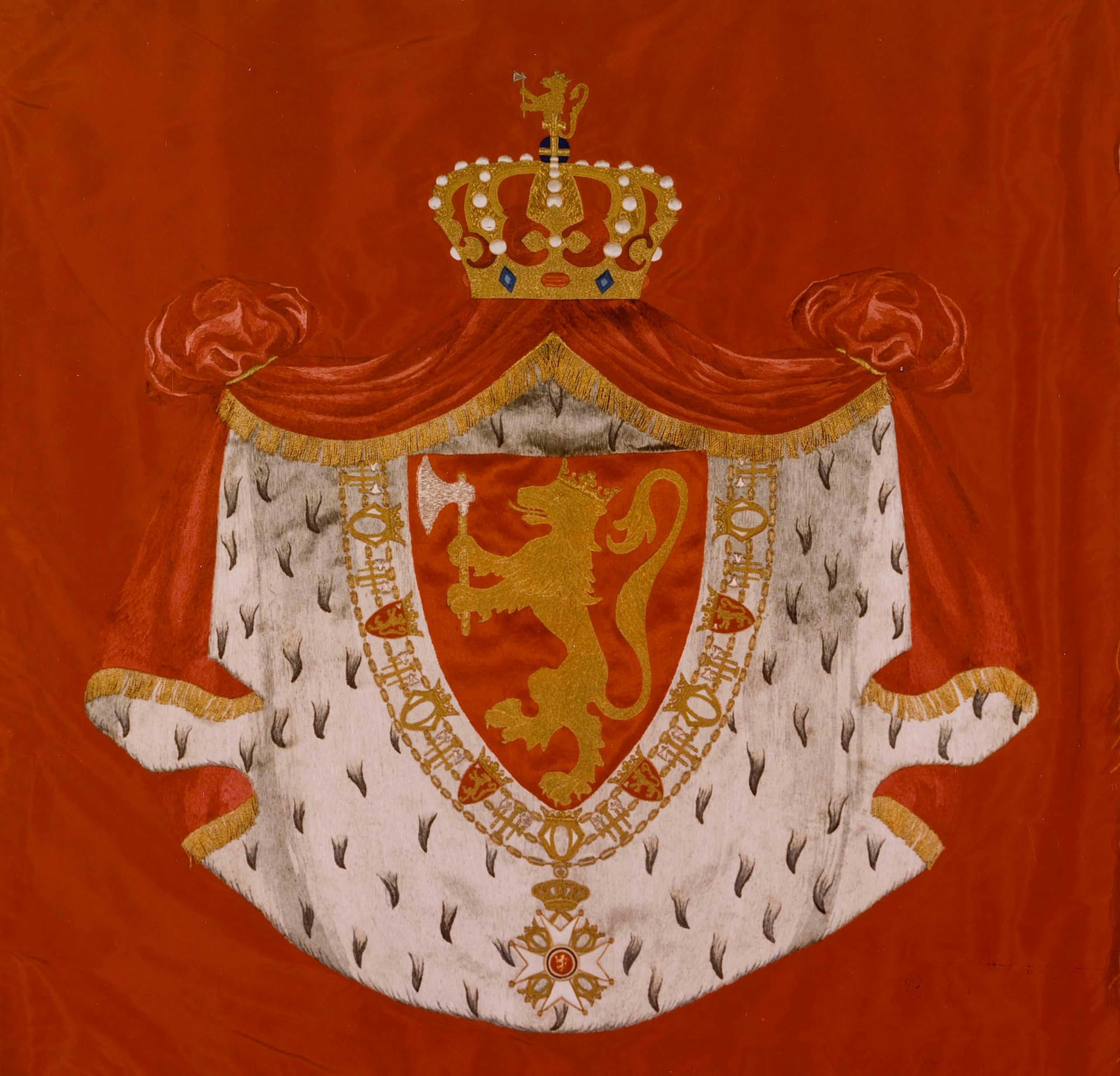 Den norske løve omgitt av St. Olavs ordenskjede og hermelinkappe og krone på rød bakgrunn.