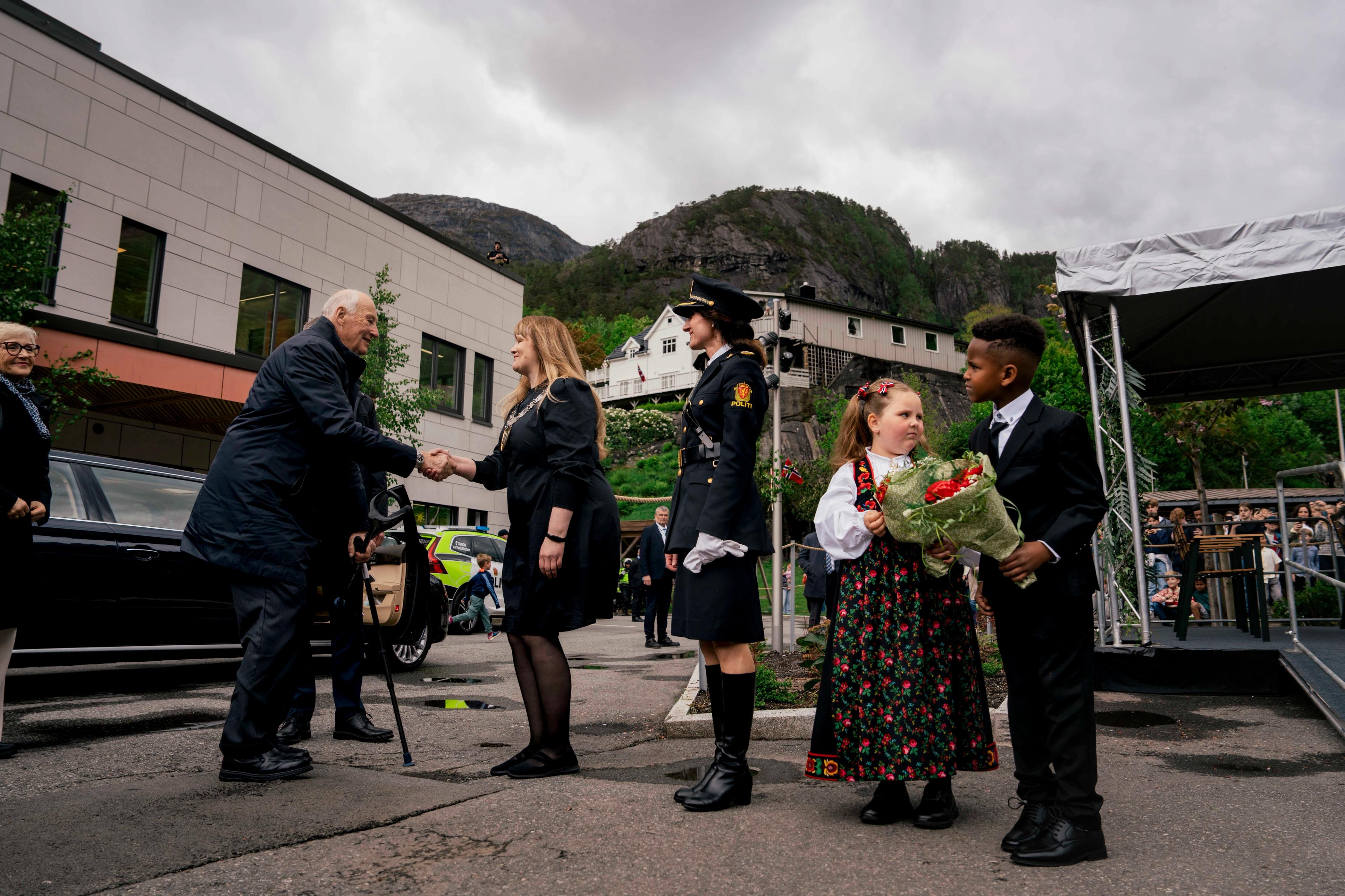 Kongen helsar på ordførar.