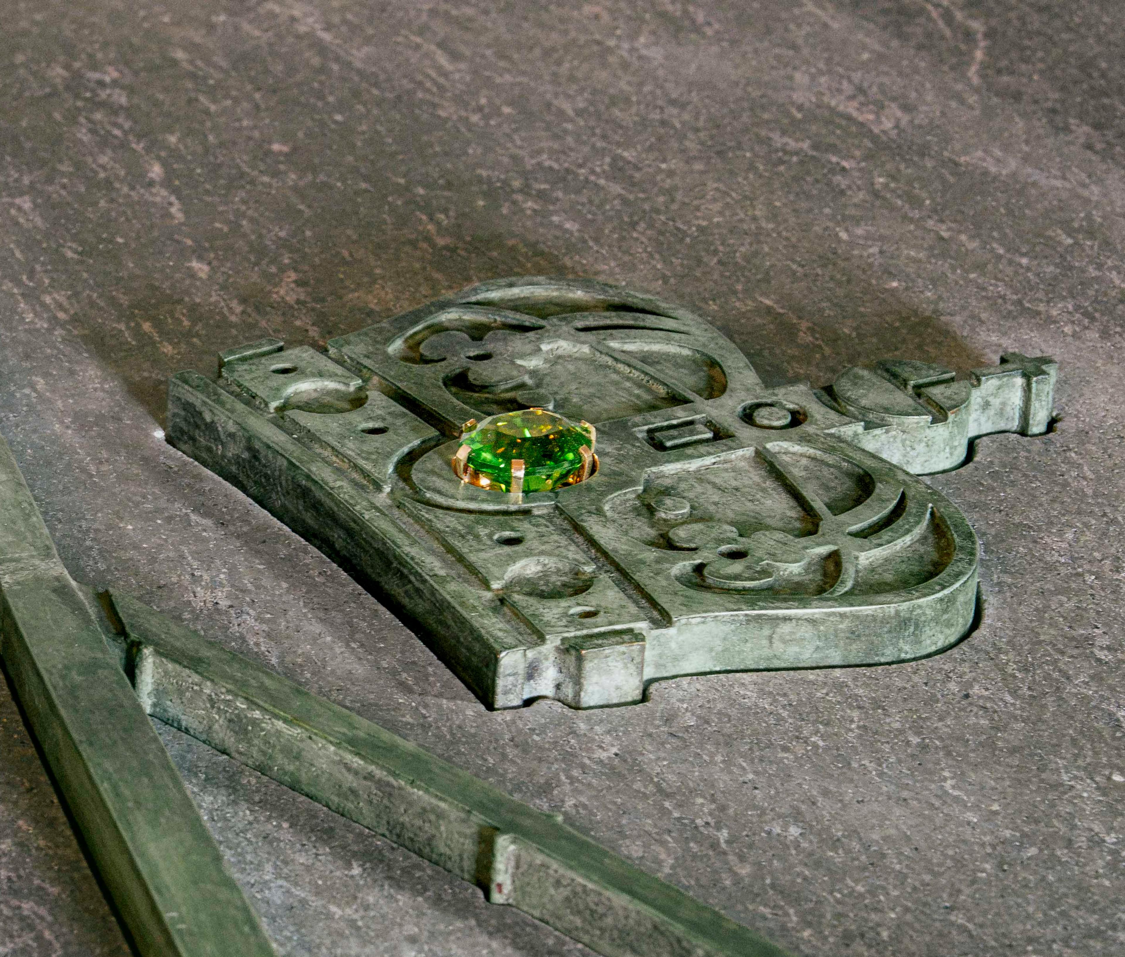 En stor, grønn peridot er plassert midt i kongekronen.