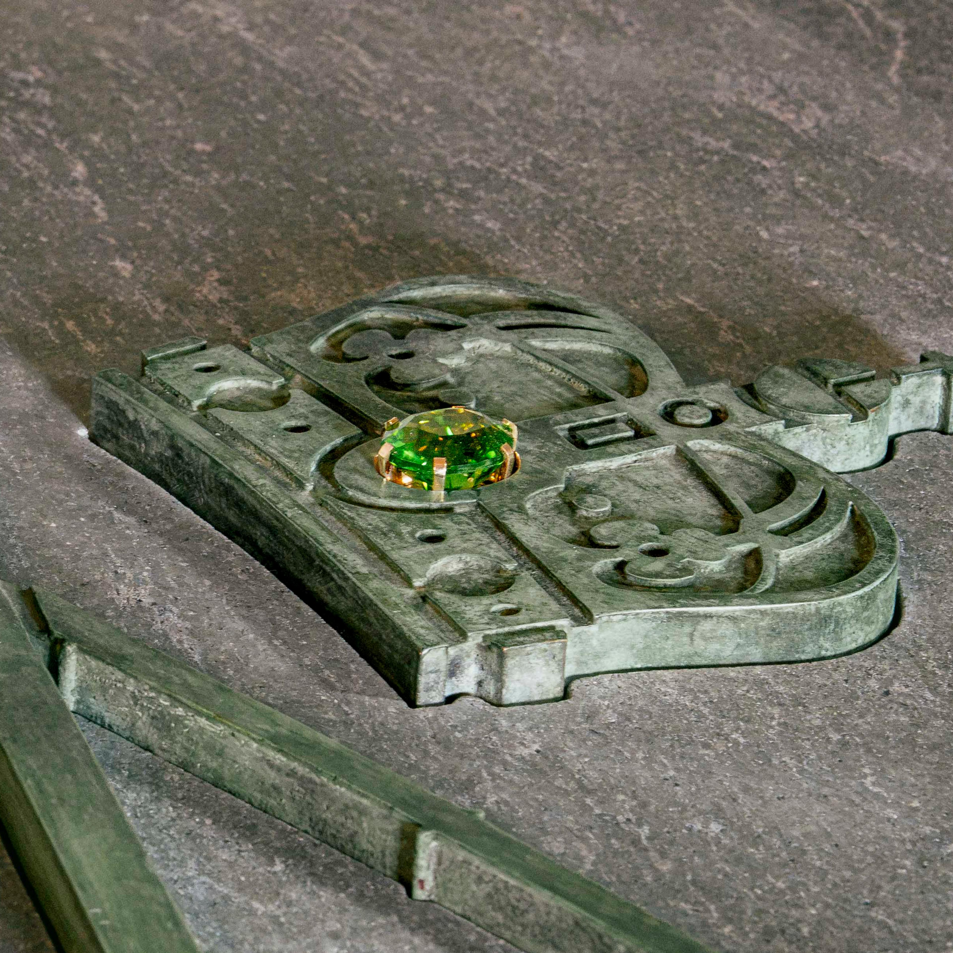 En stor, grønn peridot er plassert midt i kongekronen.
