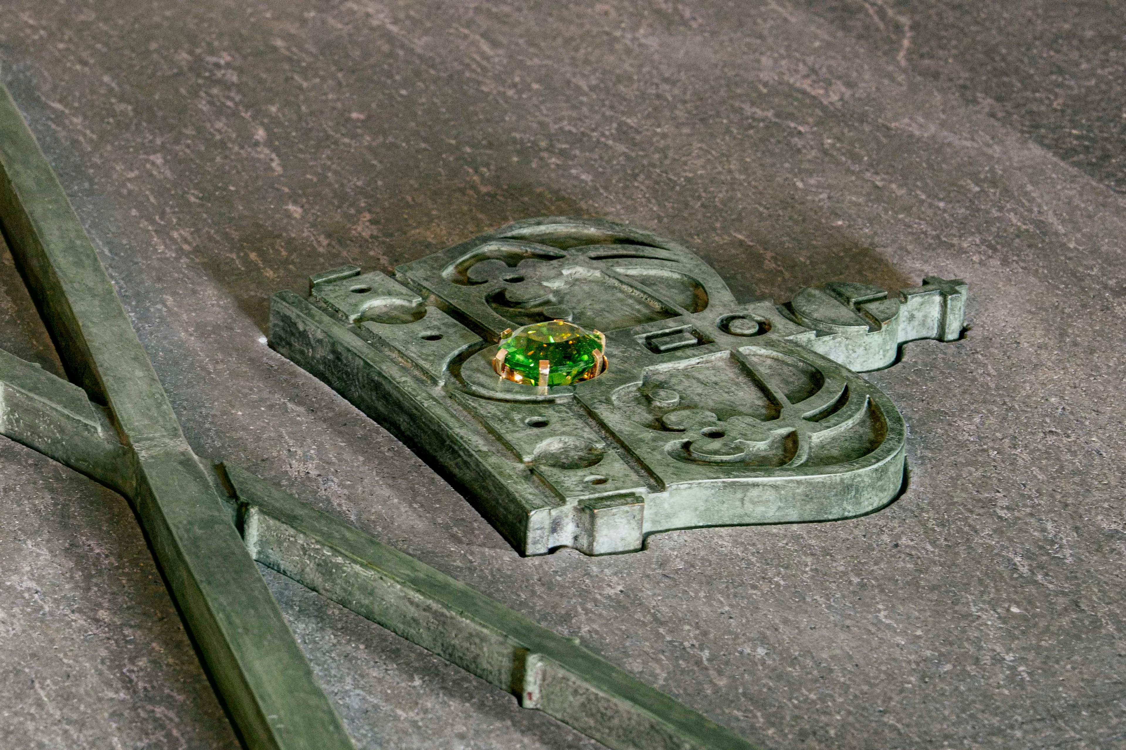En stor, grønn peridot er plassert midt i kongekronen.