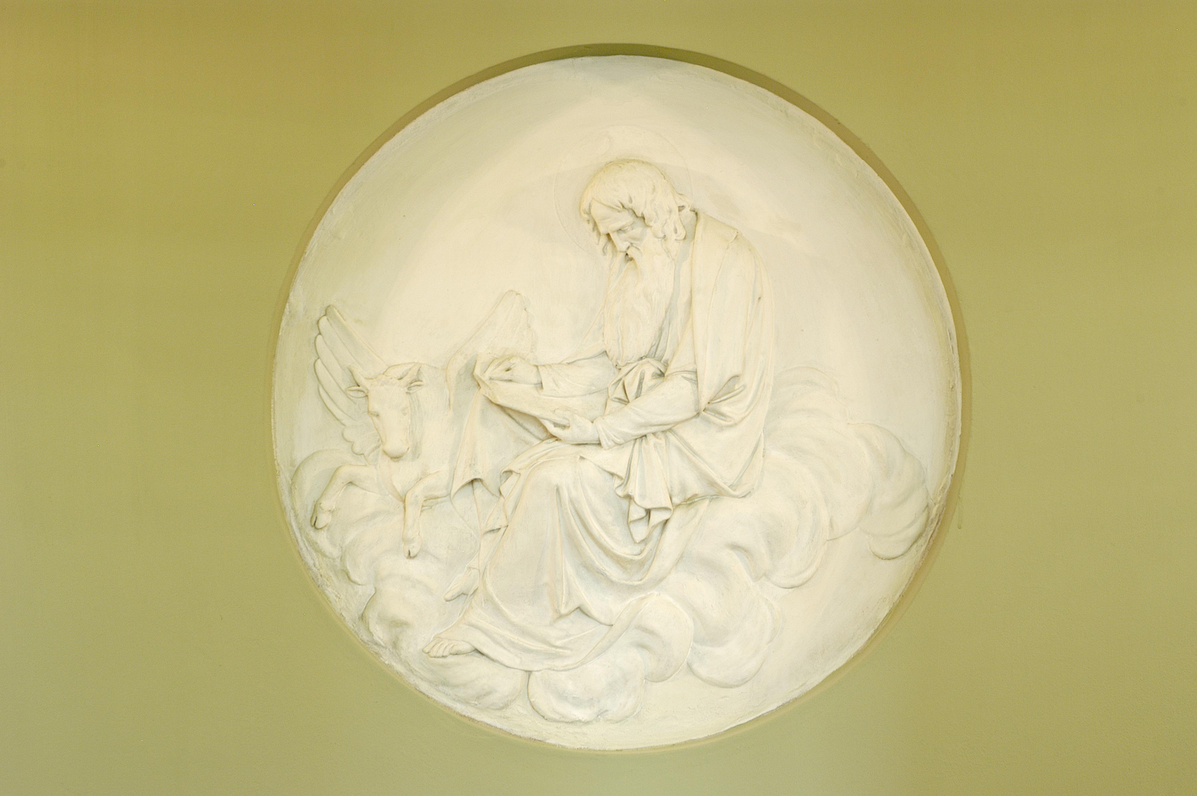 Eit sirkelformet relieff innfelt i veggen viser evangelisten Lukas. Han leser i en bok og ved siden av ligger en bevinget okse, hans attributt.