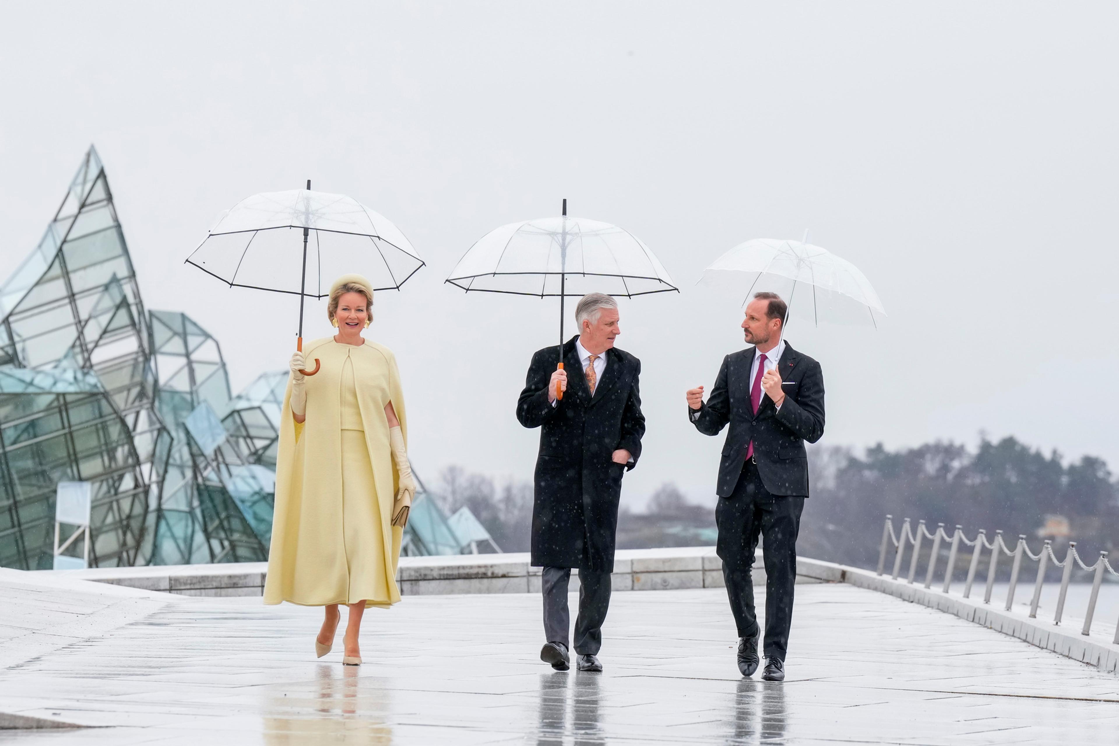 Det belgiske kongeparet og Kronprinsen på Operaen. Foto: Heiko Junge / NTB