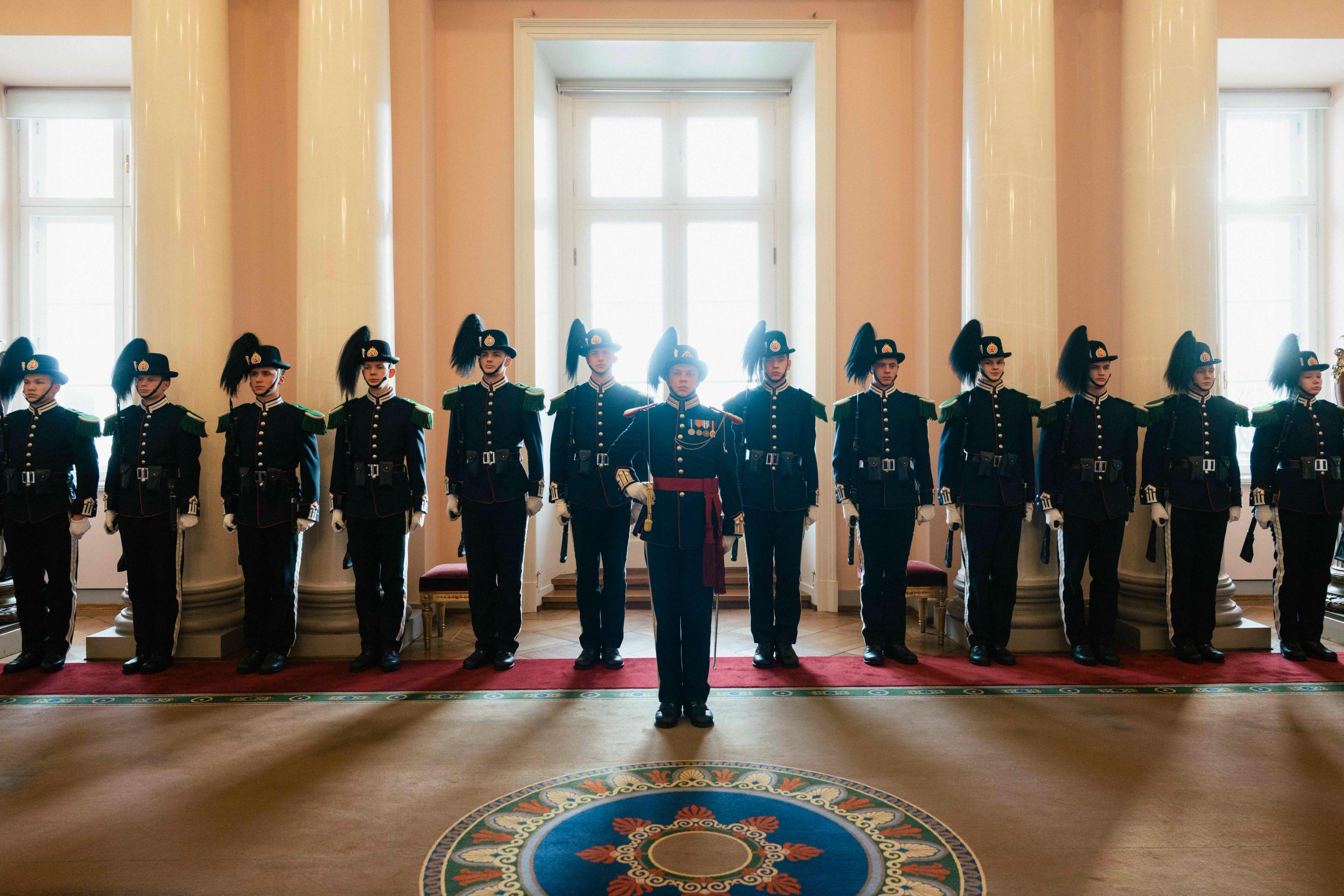 Gardistene står på rett linje.