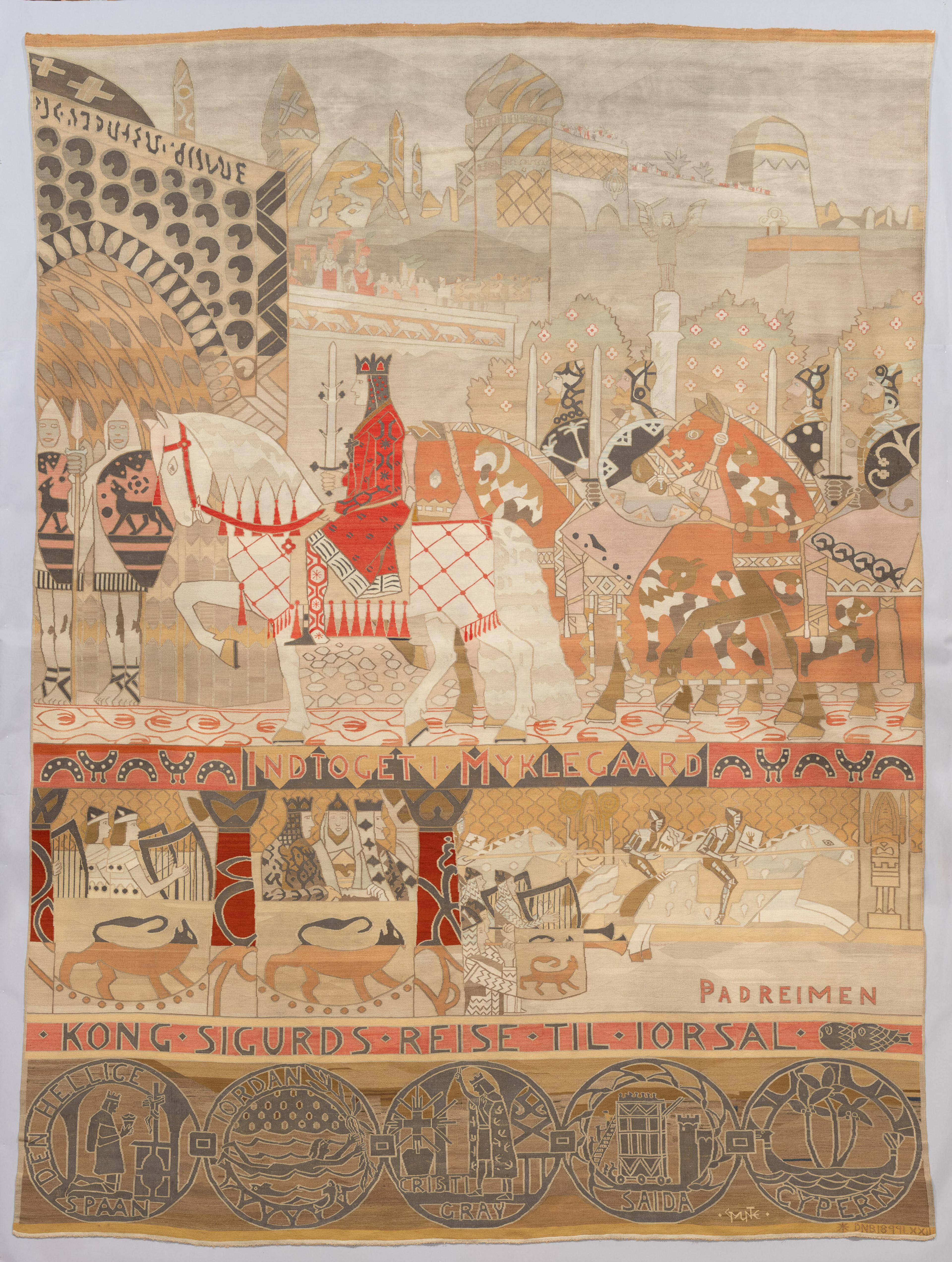 Stor billedvev viser Sigurd Jorsalfare og hans menn til hest, på vei inn portene til Myklagard - dagens Istanbul.