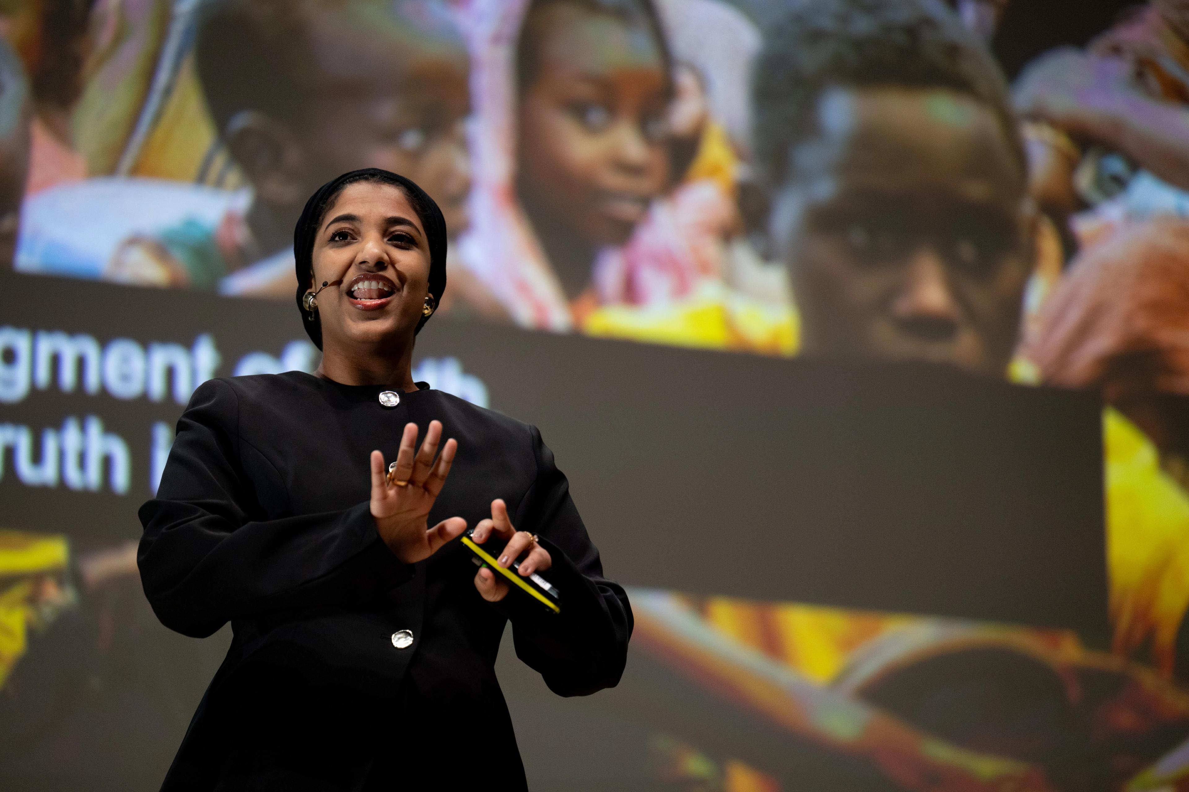 Tett på Alaa Salah på scenen.