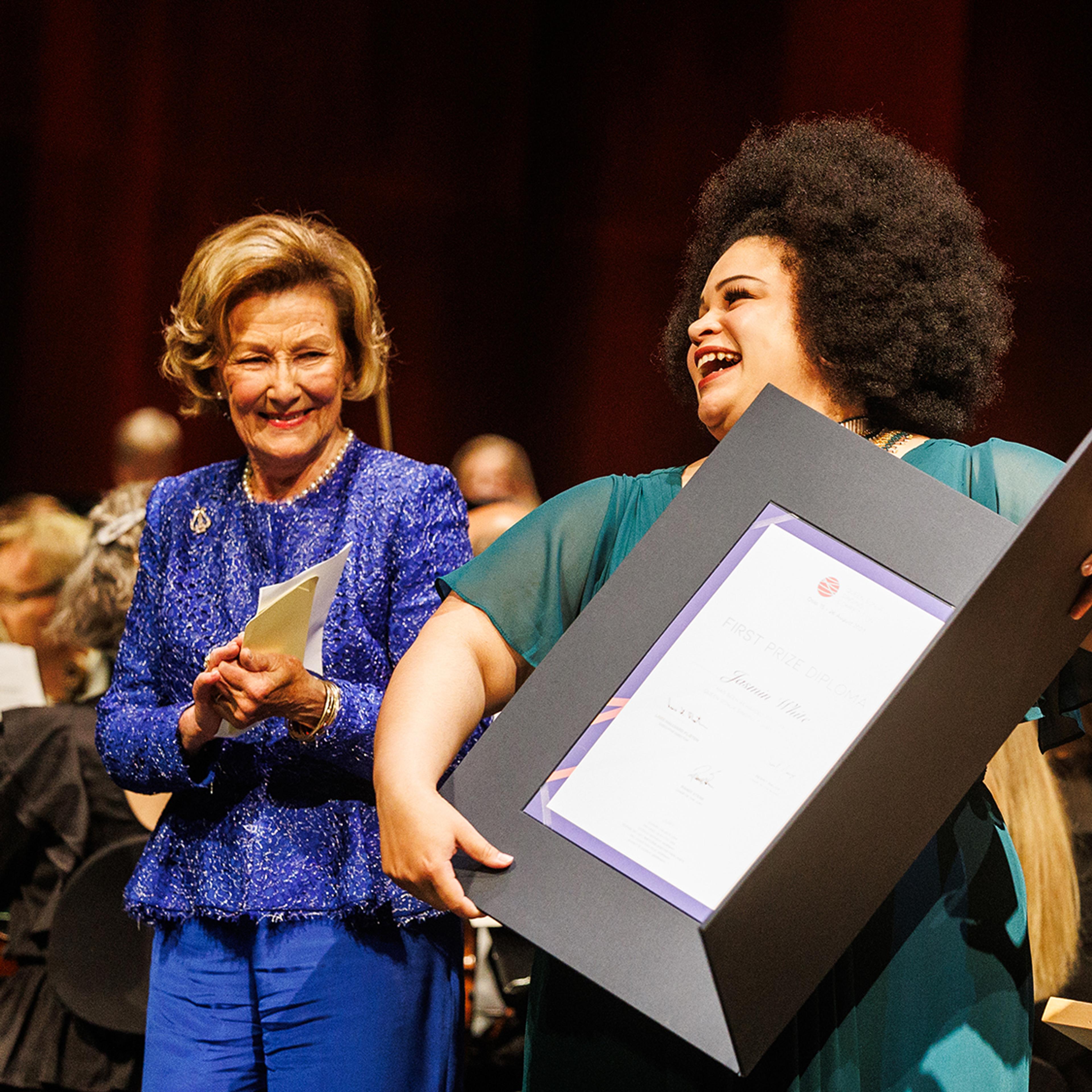 Dronning Sonja og Jasmin White på scenen under prisutdelingen.
