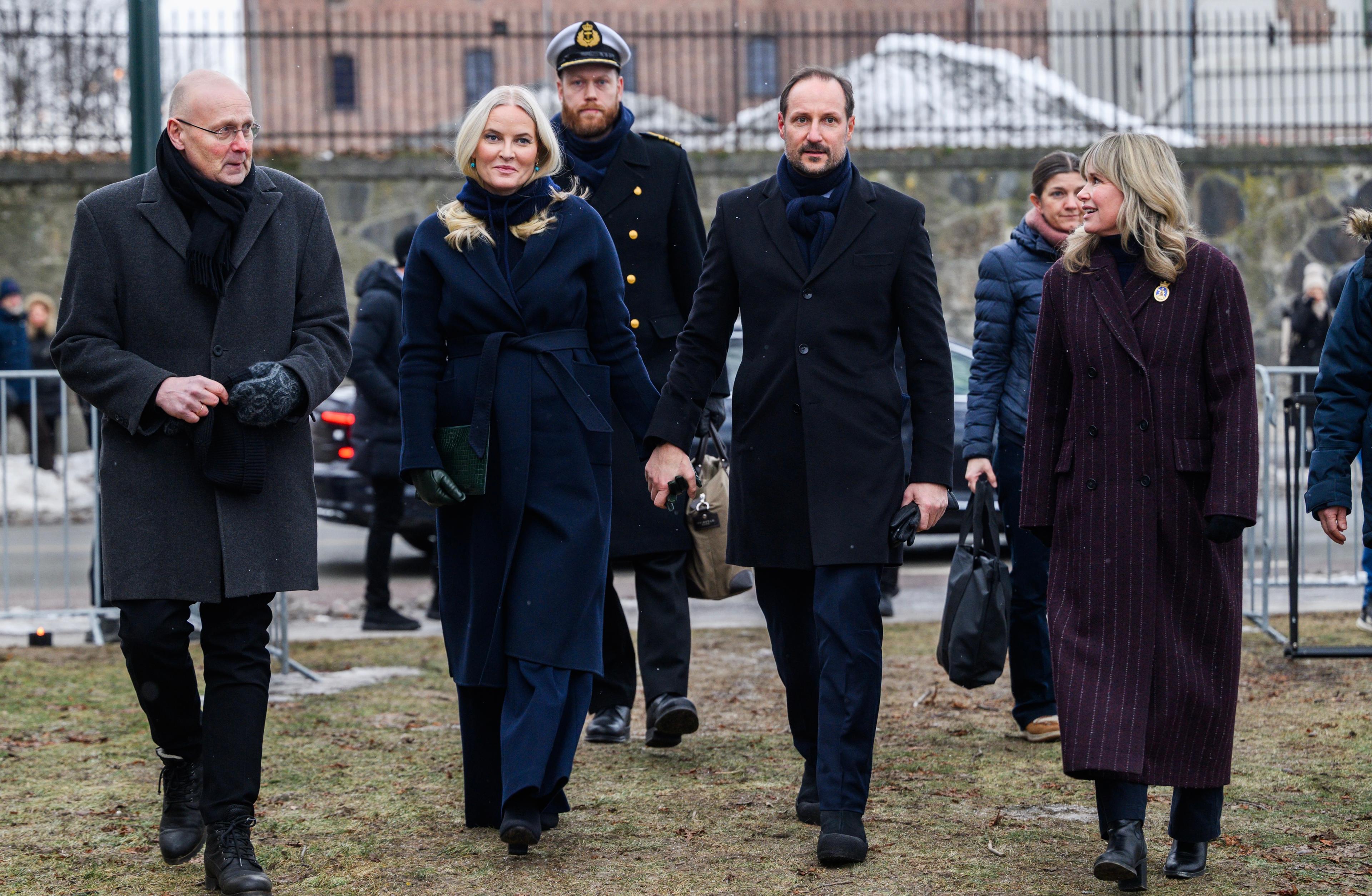 Kronprinsparet deltok på markeringen på Akershuskaia i Oslo tirsdag 27. januar. Foto: HL-senteret / Skjalg Vold