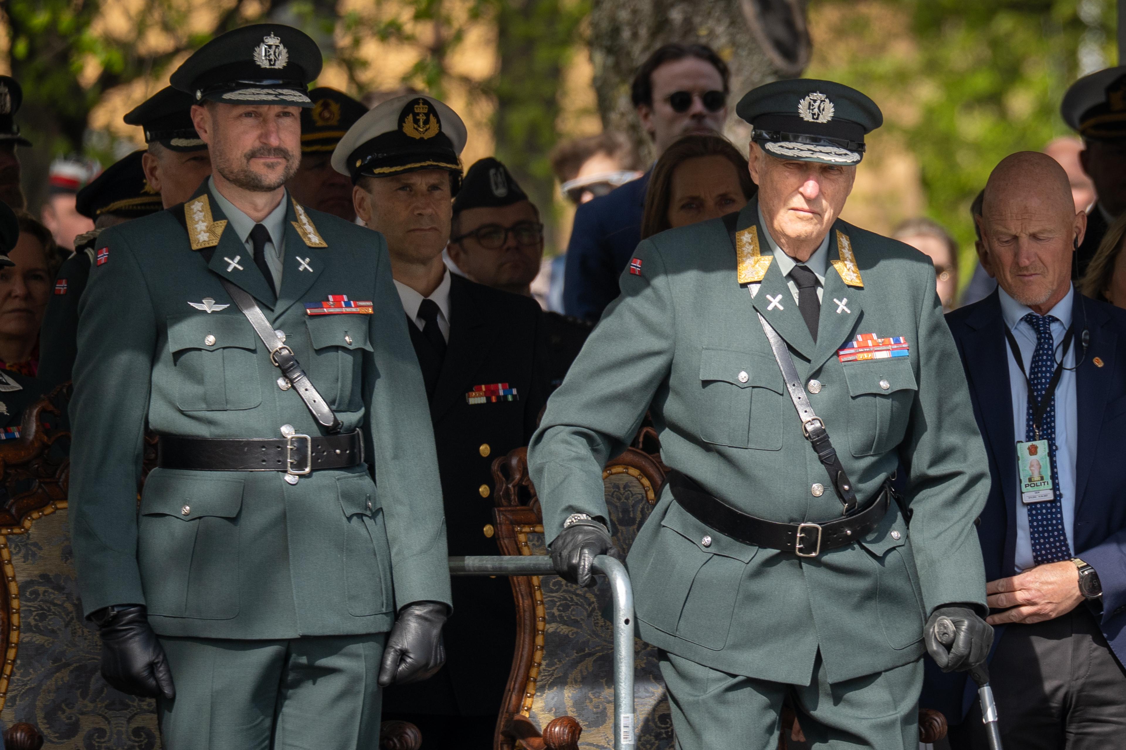 Kong Harald og Kronprins Haakon står i Hærens tjenesteuniform.