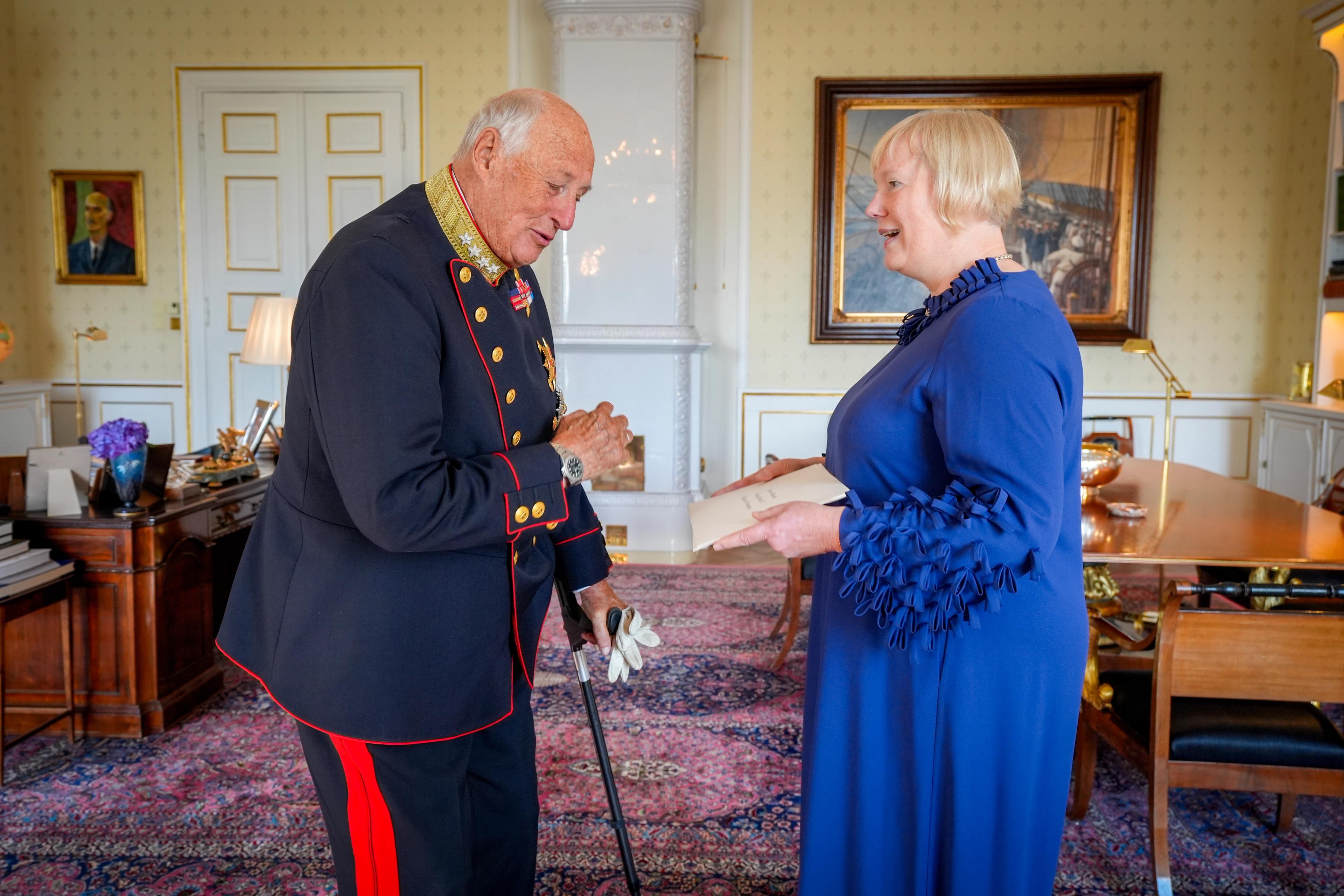Kongen og ambassadøren står smilende sammen på Kongens kontor.