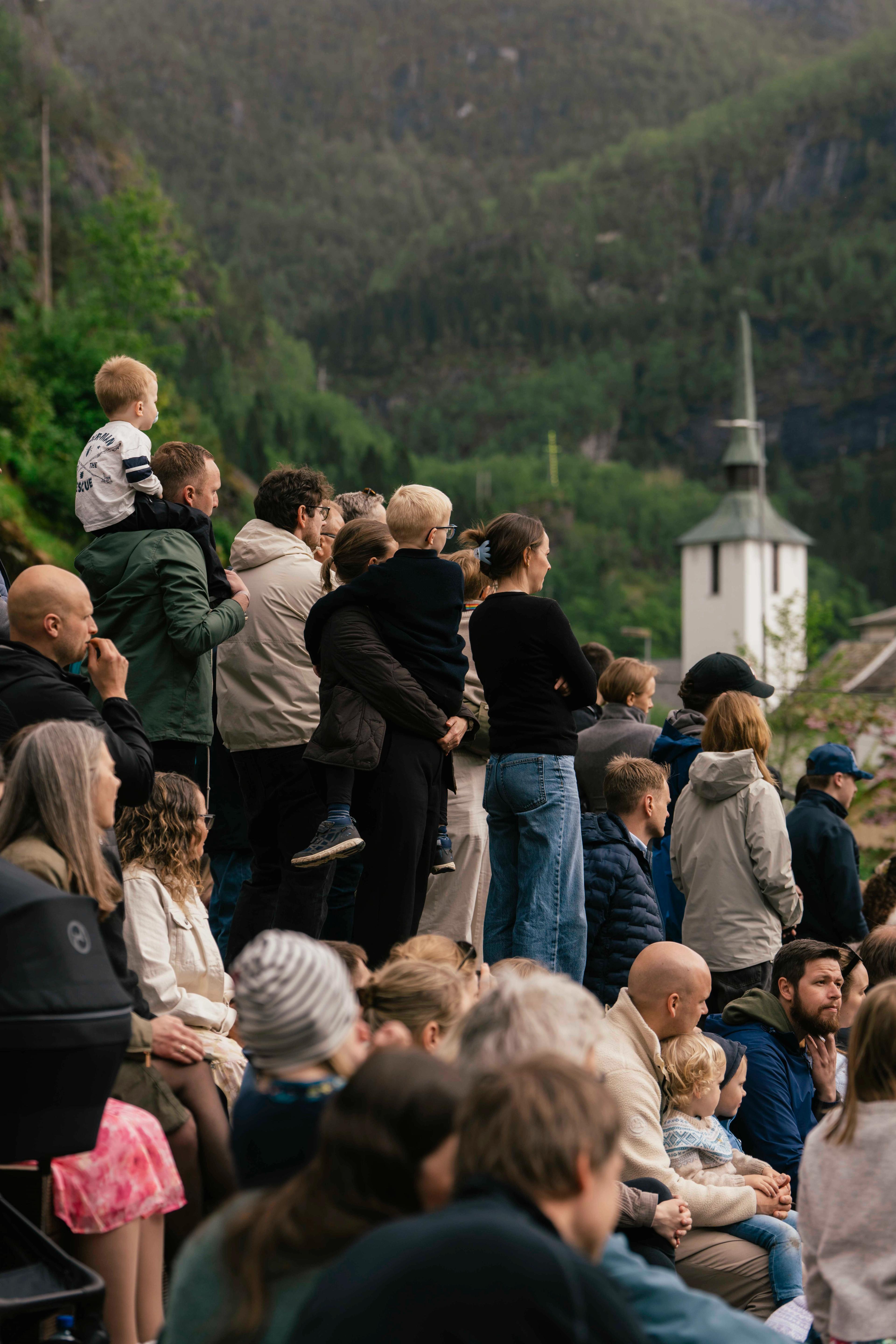 Bilete av folk i publikum.