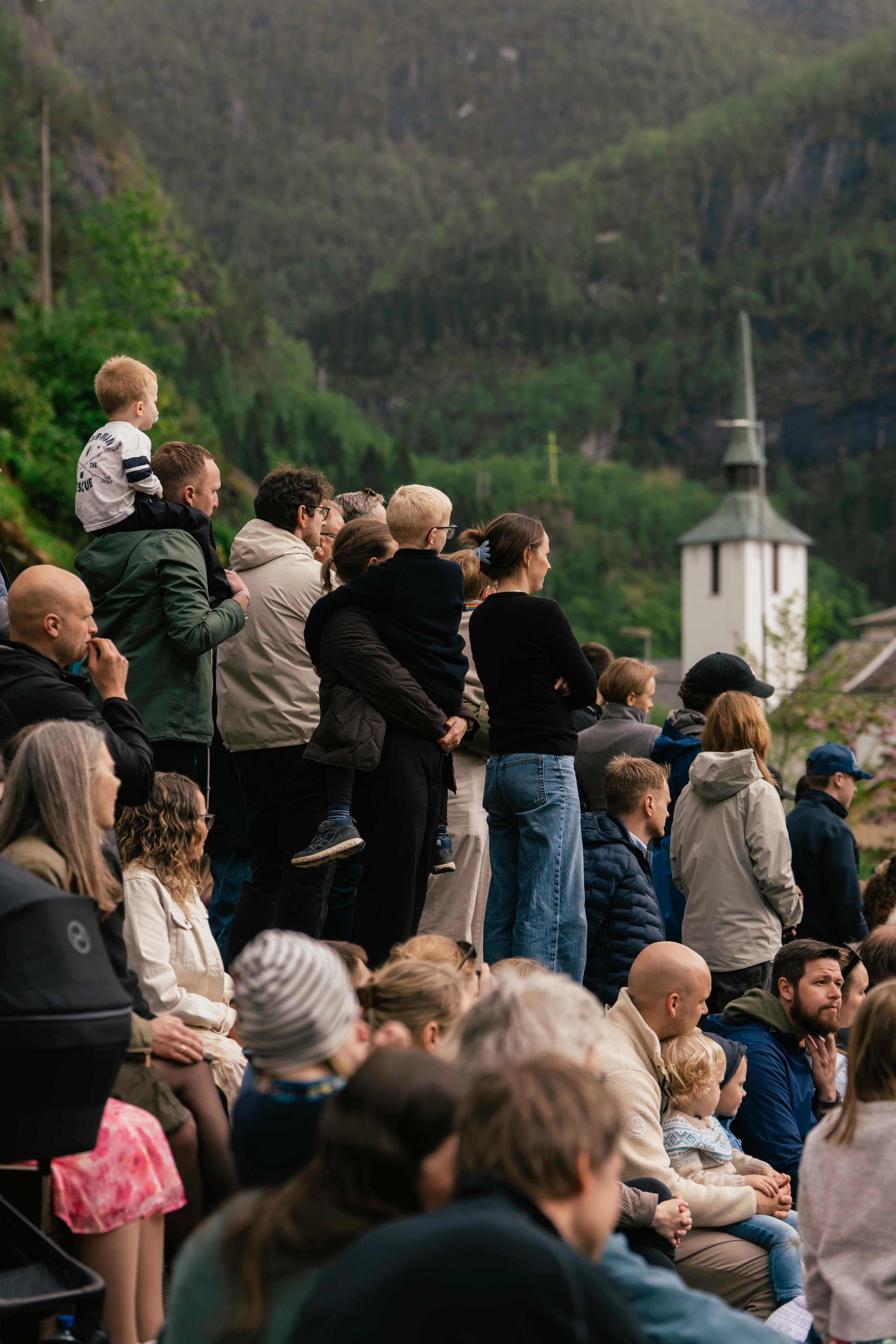 Bilete av folk i publikum.
