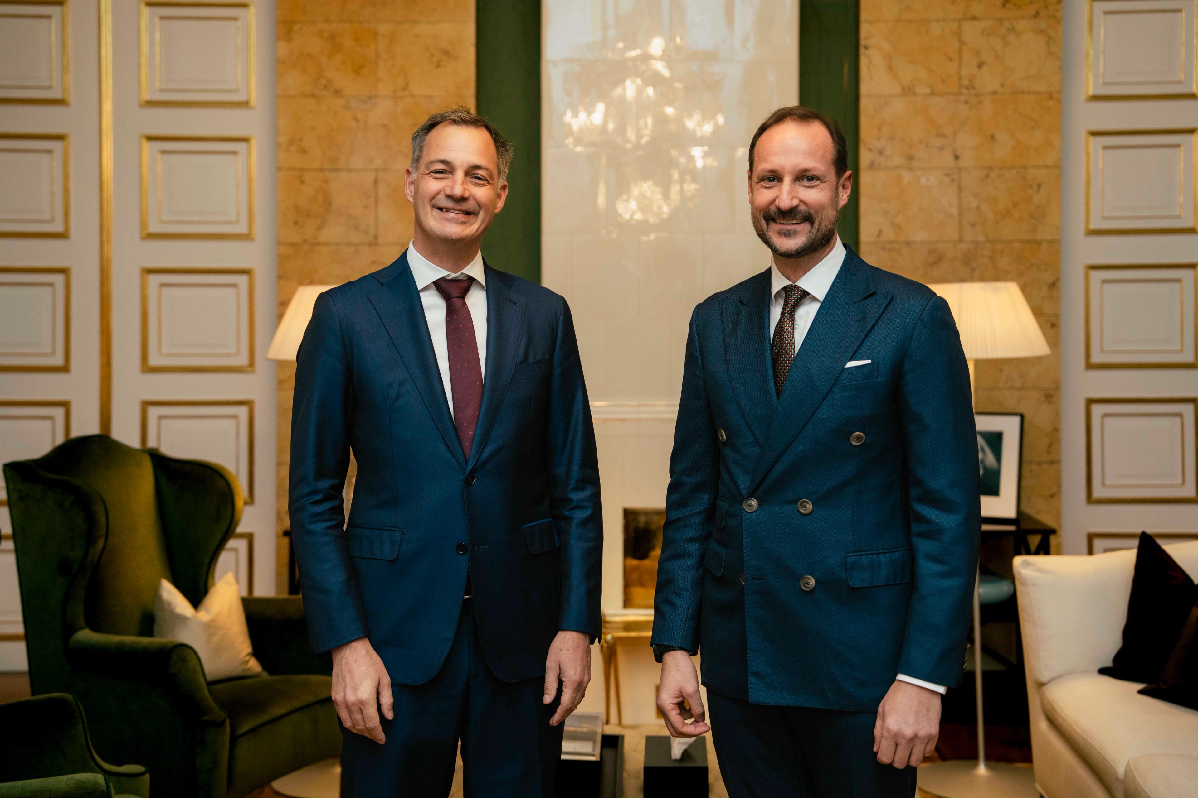 Kronprinsen og De Croo står sammen på Kronprinsens kontor.