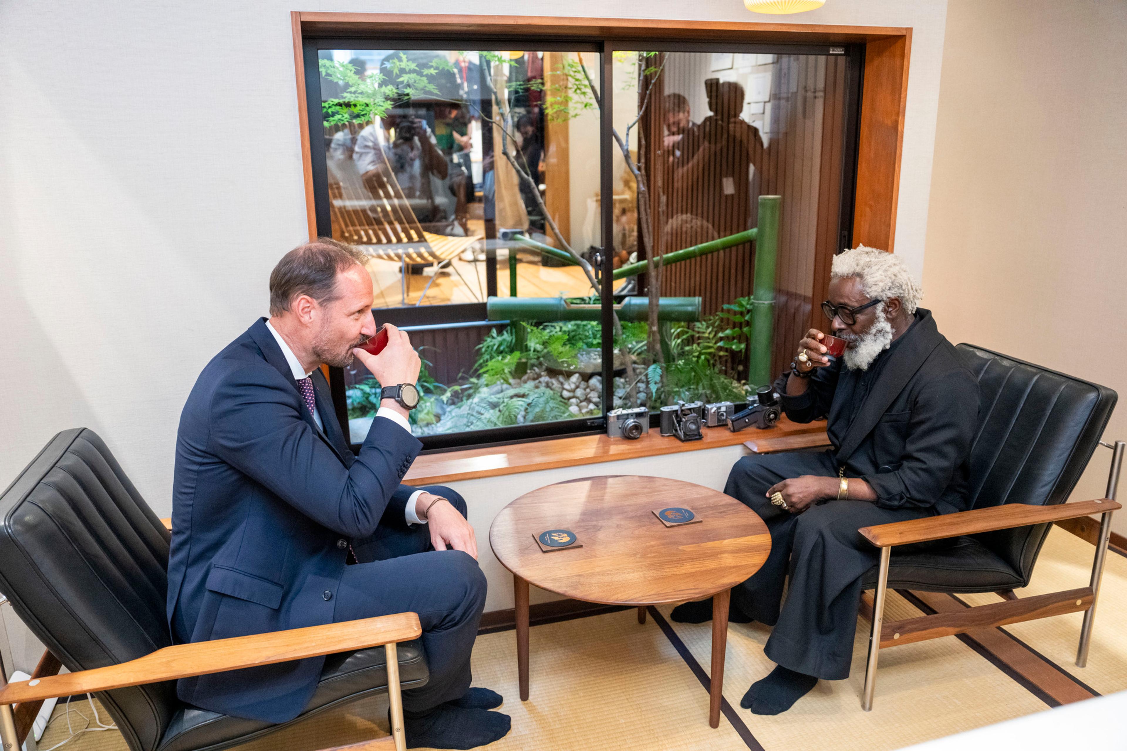Kronprins Haakon drikker te sammen med Michael T. Nartey.