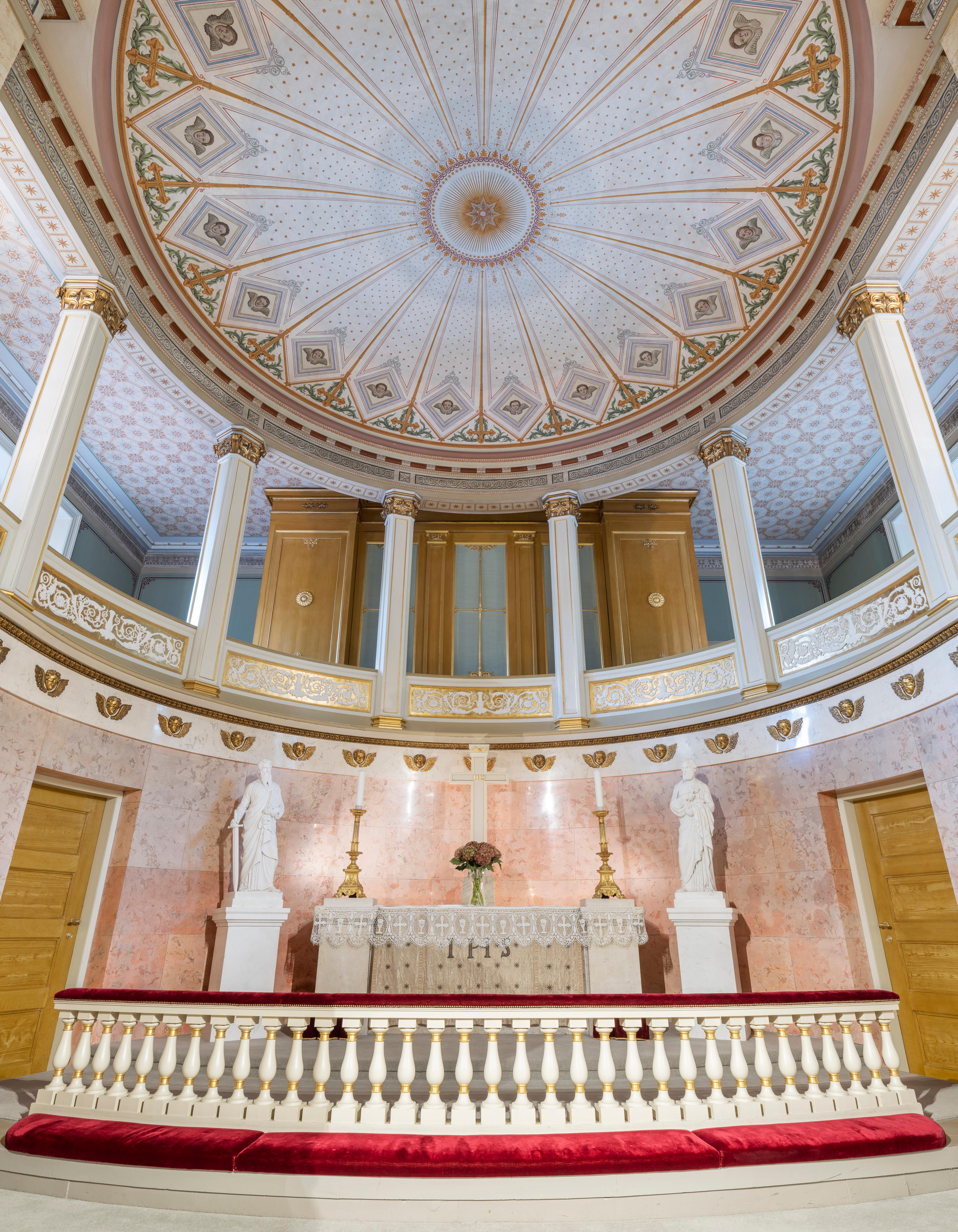 Alterringen og alteret fotografert nedenfra med orgelet, galleriet og det vakkert malte taket over.