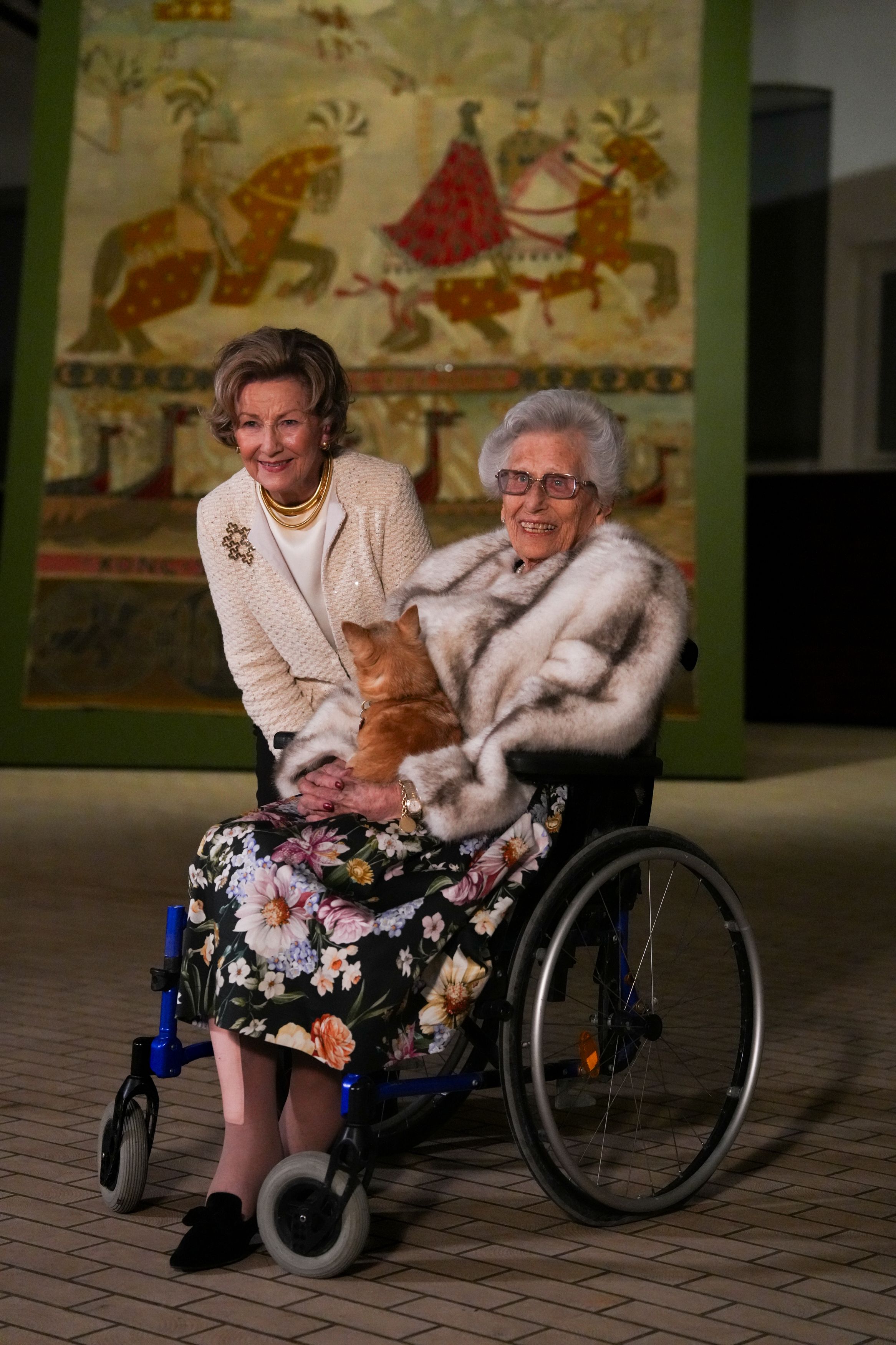 Dronning Sonja og Prinsesse Astrid med et av Riksteppene i bakgrunnen.