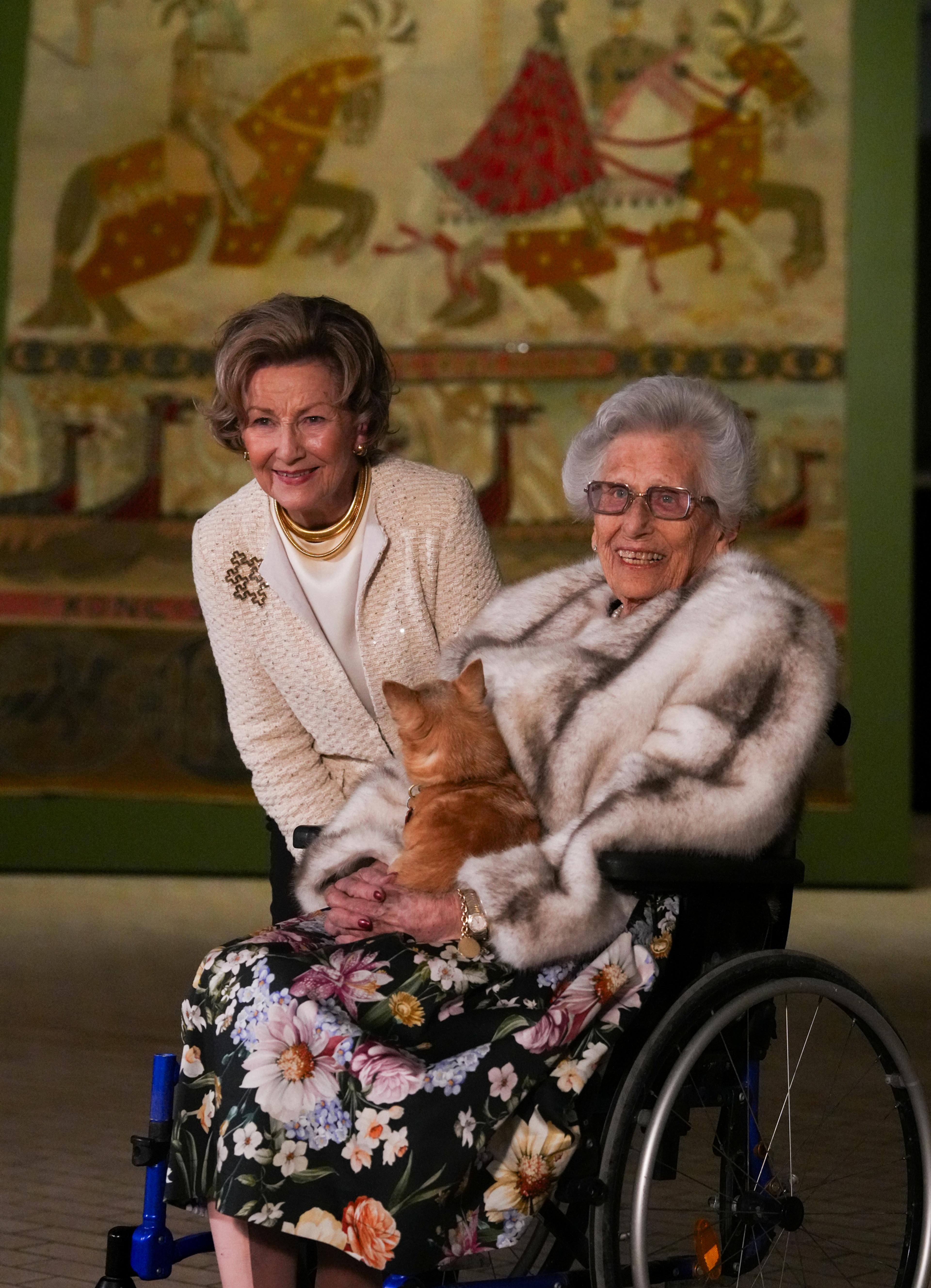Dronning Sonja og Prinsesse Astrid med et av Riksteppene i bakgrunnen.