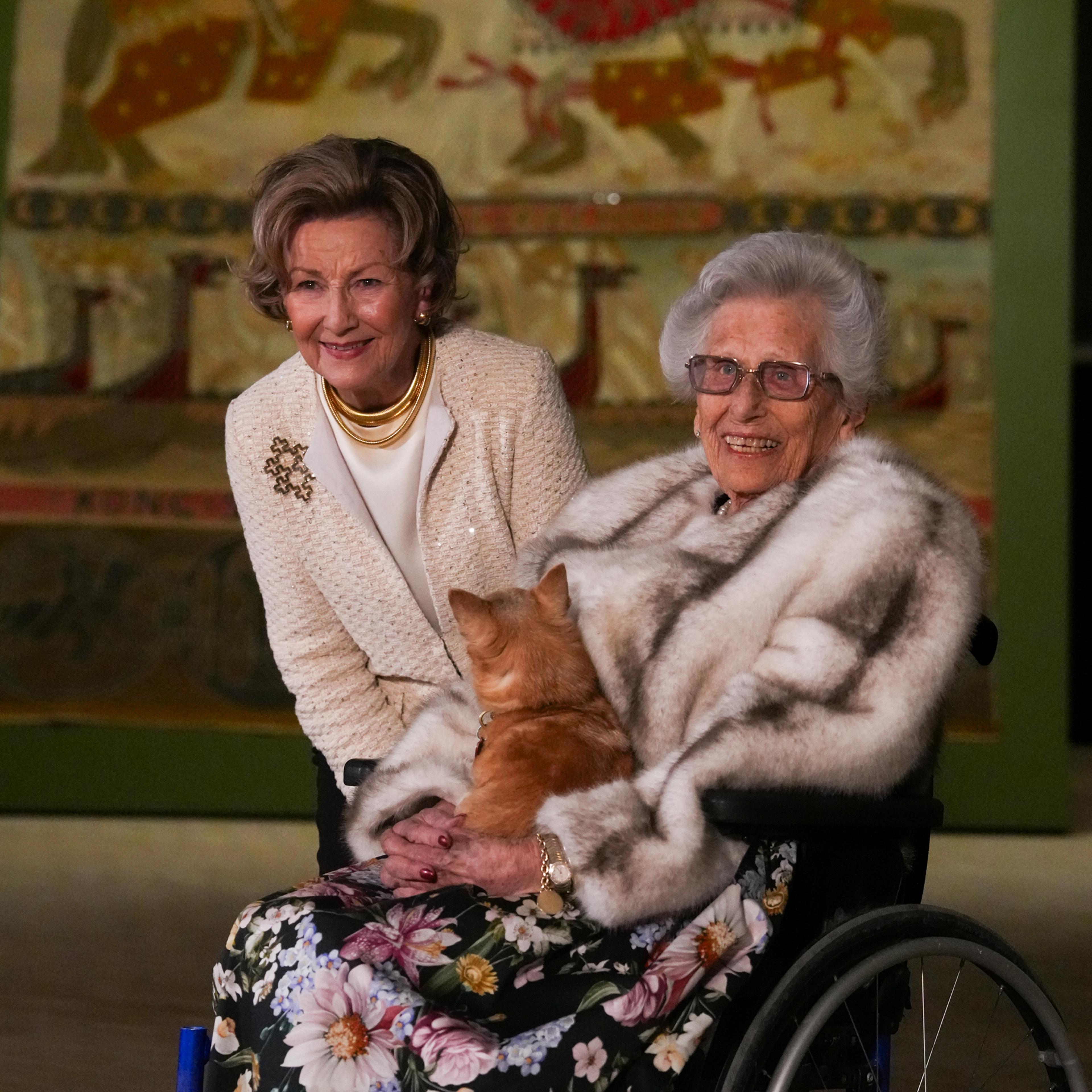 Dronning Sonja og Prinsesse Astrid med et av Riksteppene i bakgrunnen.