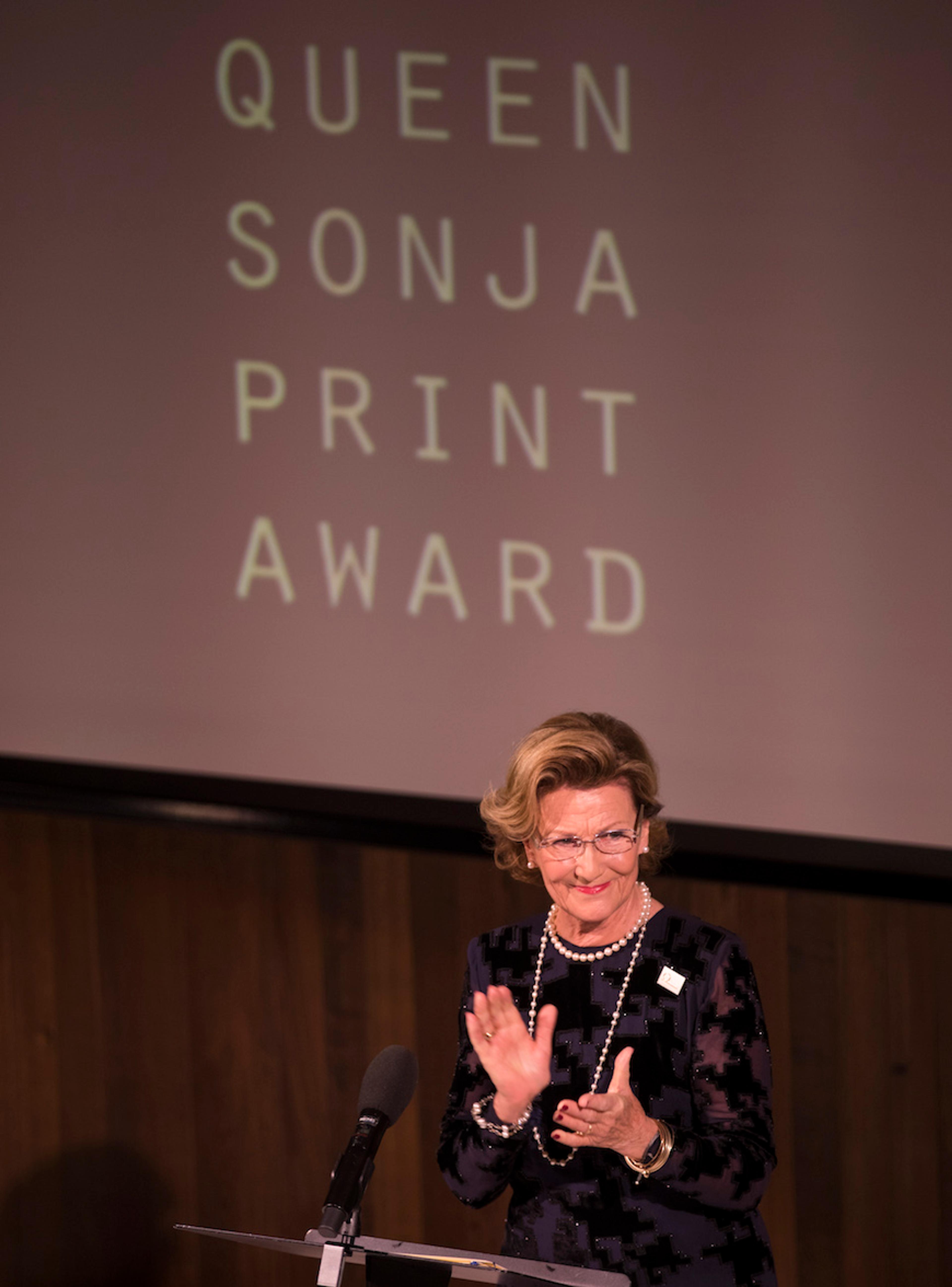 Dronning Sonja på scenen.