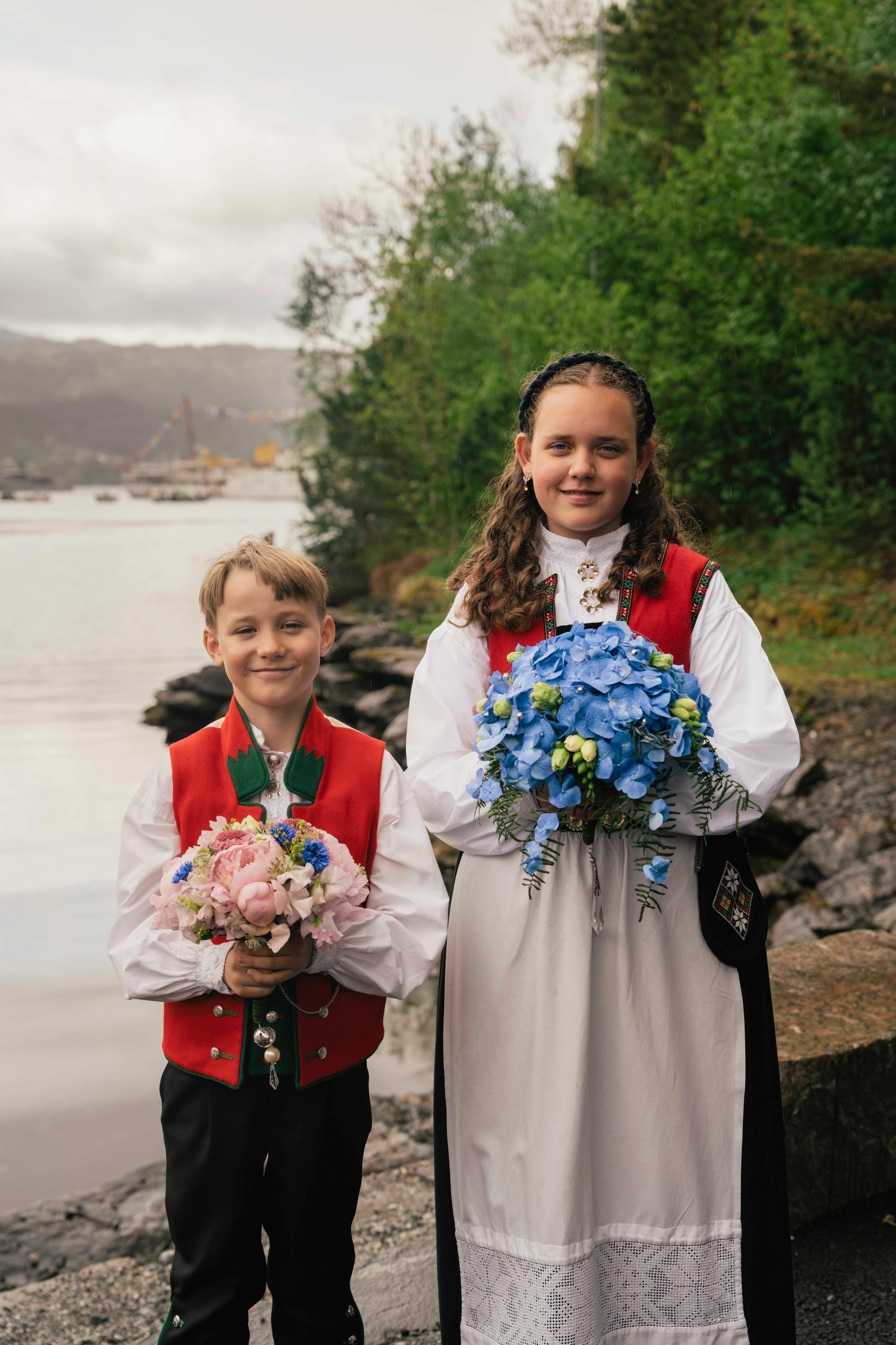 Bilete står vendt mot fotografen med blomane klåre.