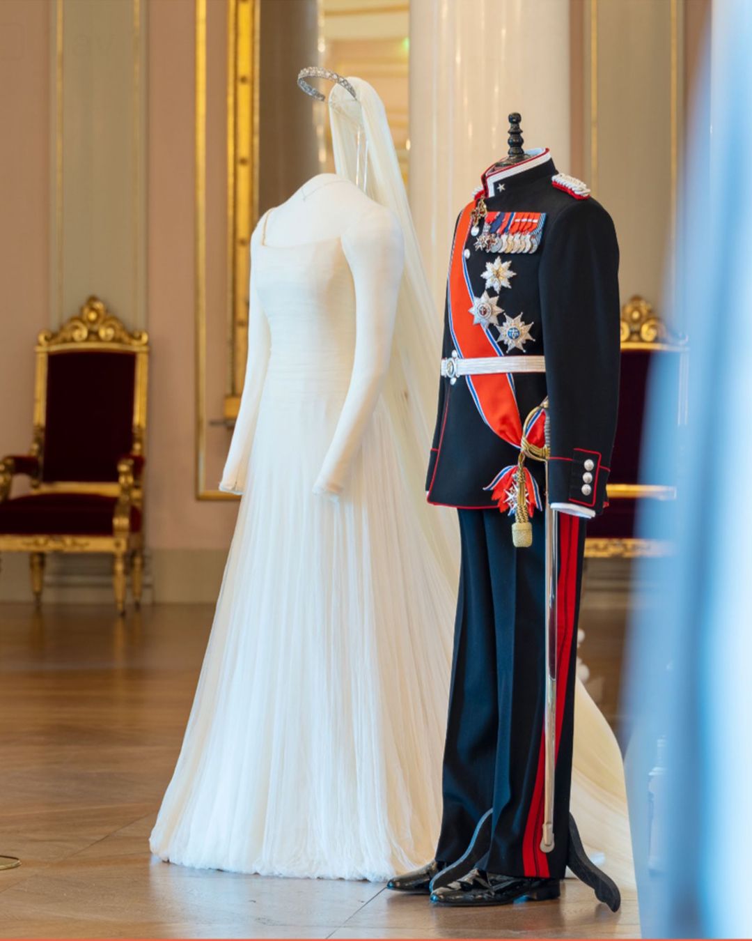 Kronprinsparets brudekjole og gallauniform.
