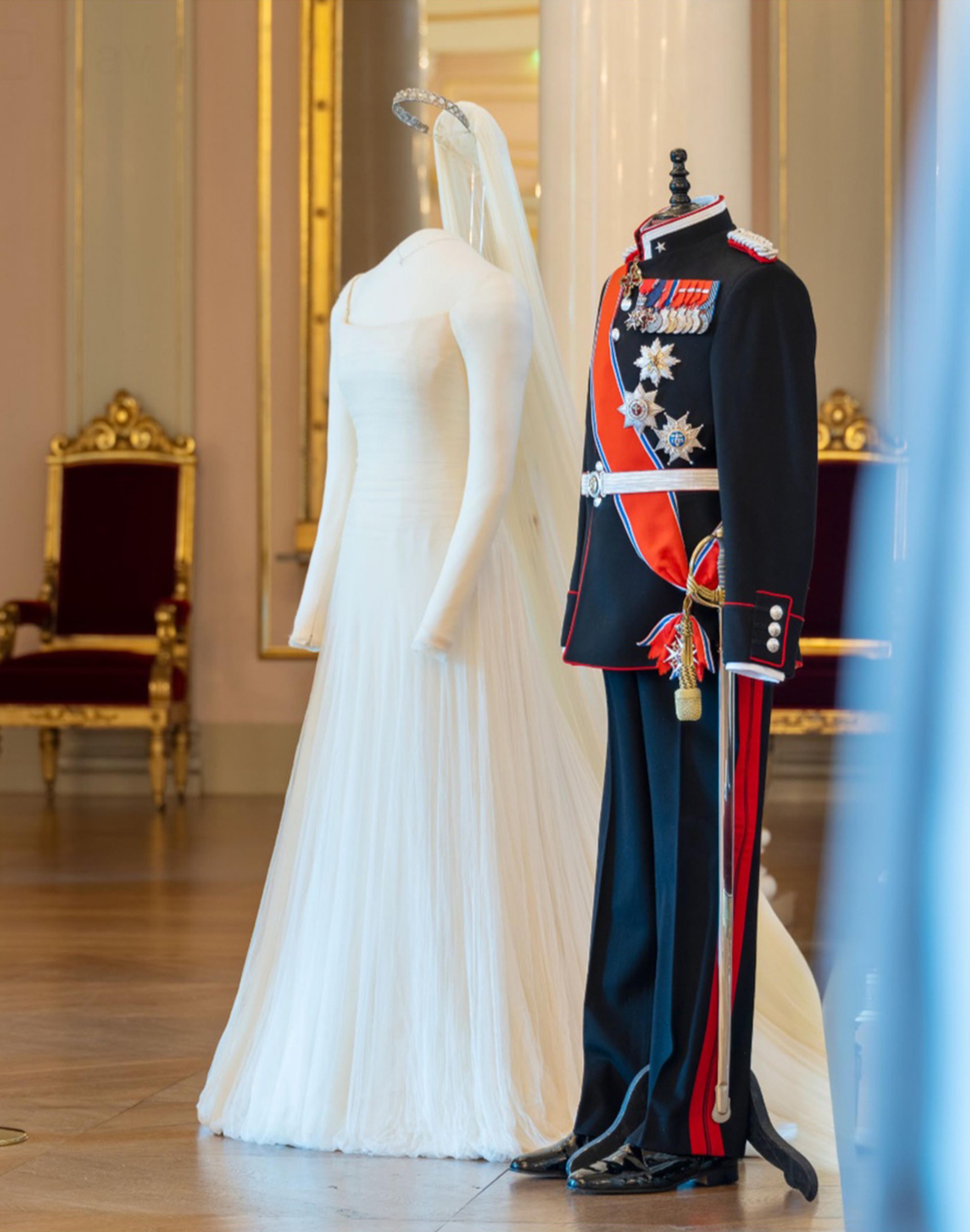 Kronprinsparets brudekjole og gallauniform.