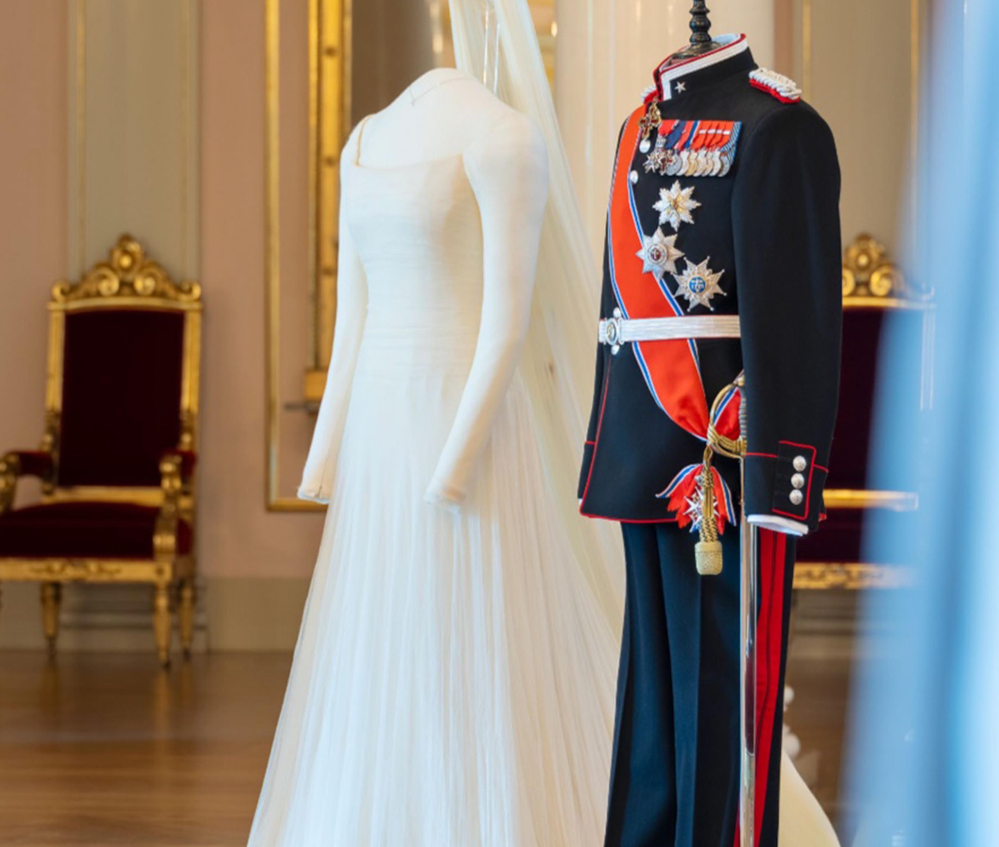 Kronprinsparets brudekjole og gallauniform.