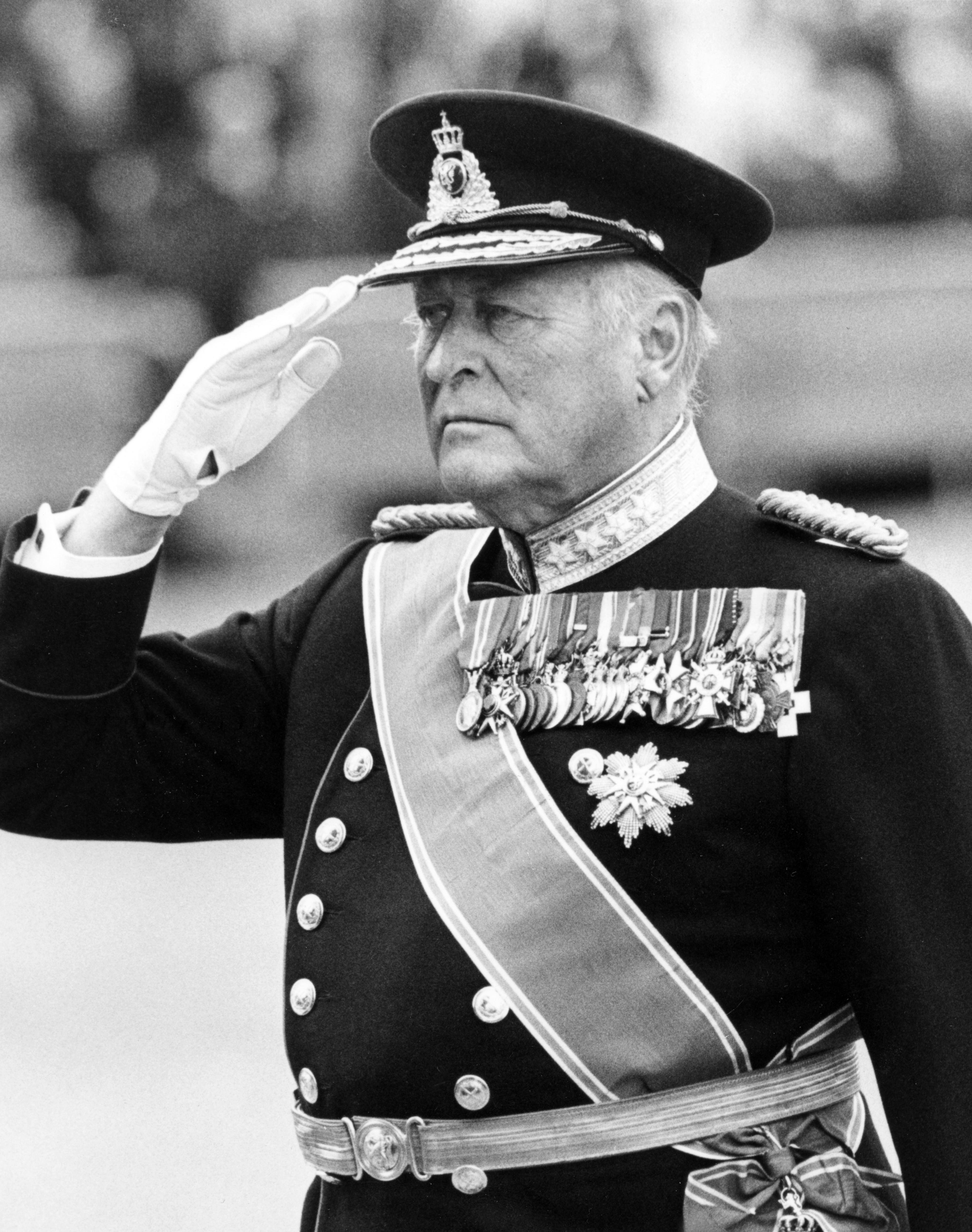 Portrett av Kong Harald i gallauniform med ordener og medaljer.