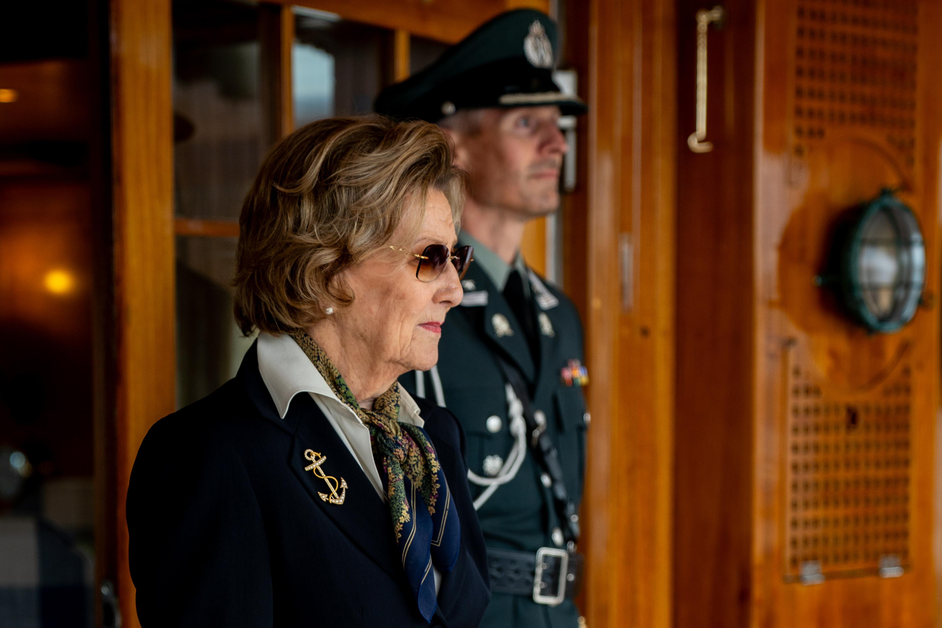 Dronning Sonja med ankernål på draktjakka.