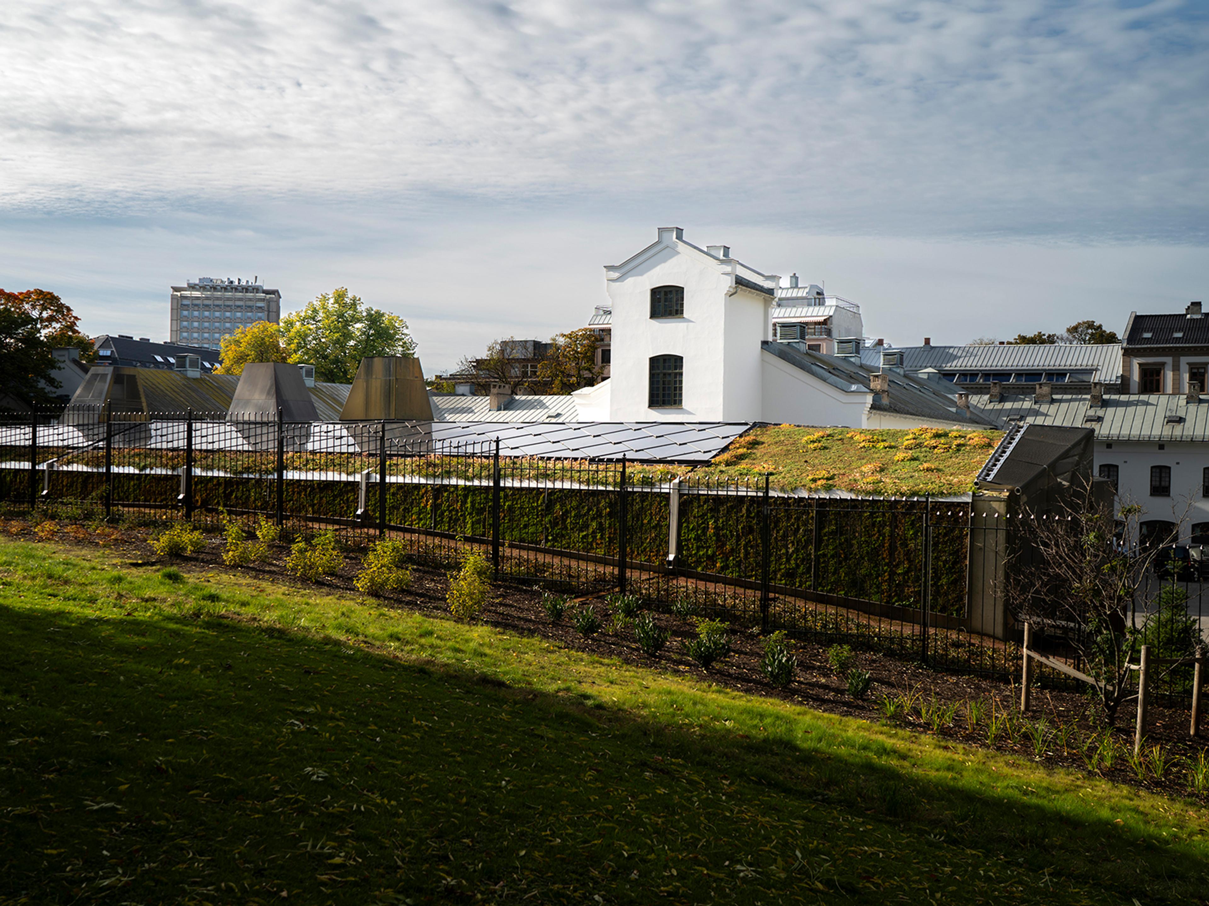 Logistikkbygget sett fra Dronningparken vises sævrt lite.