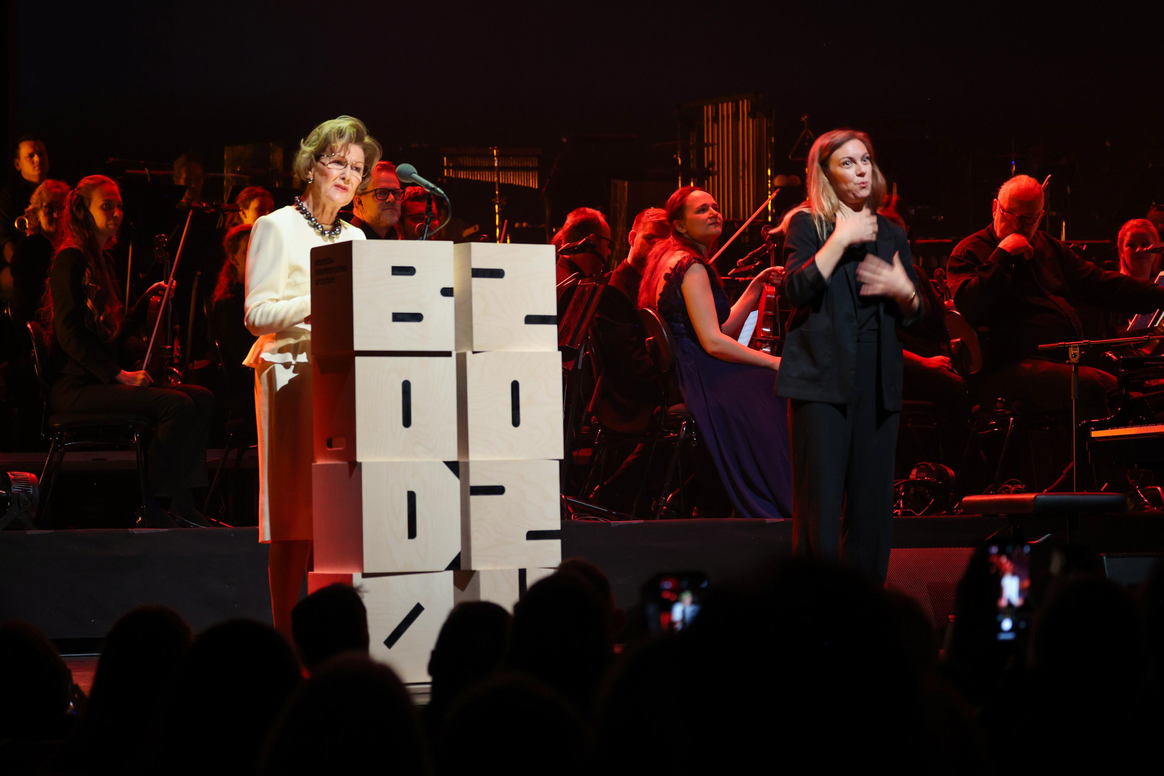 Dronning Sonja står på en talerstol og holder åpningstalen under Bodø2024.