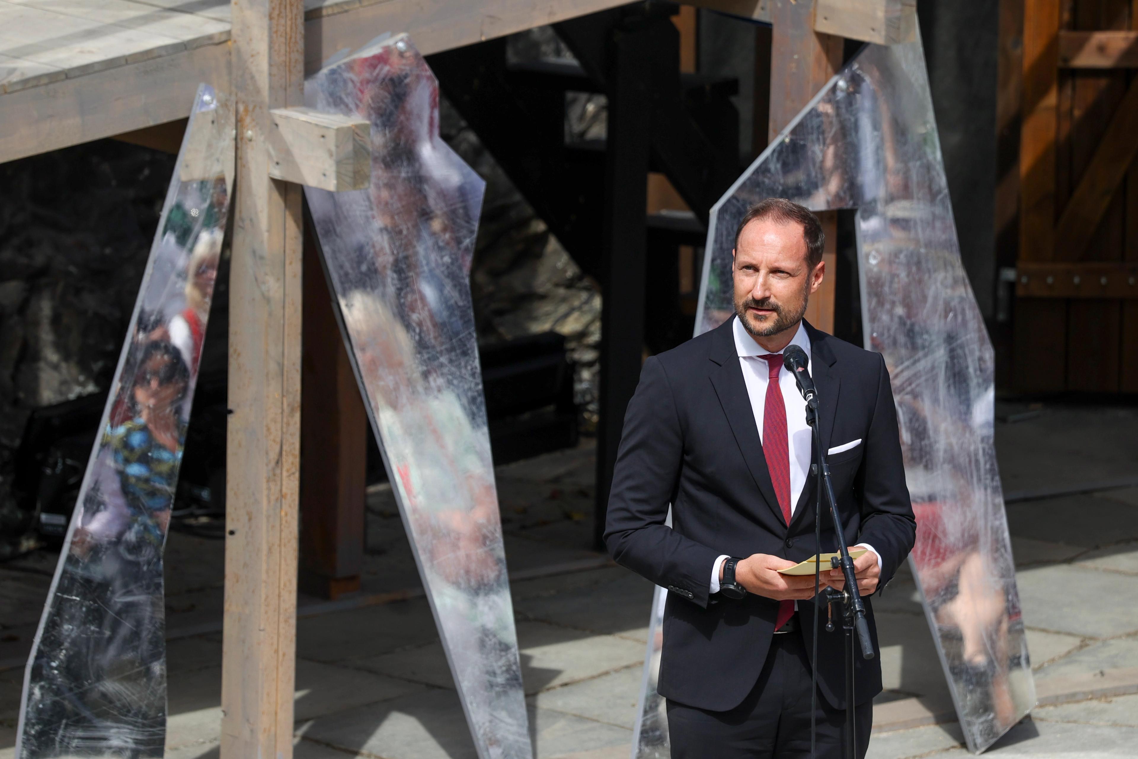 Kronprins Haakon i dress foran en mikrofon.