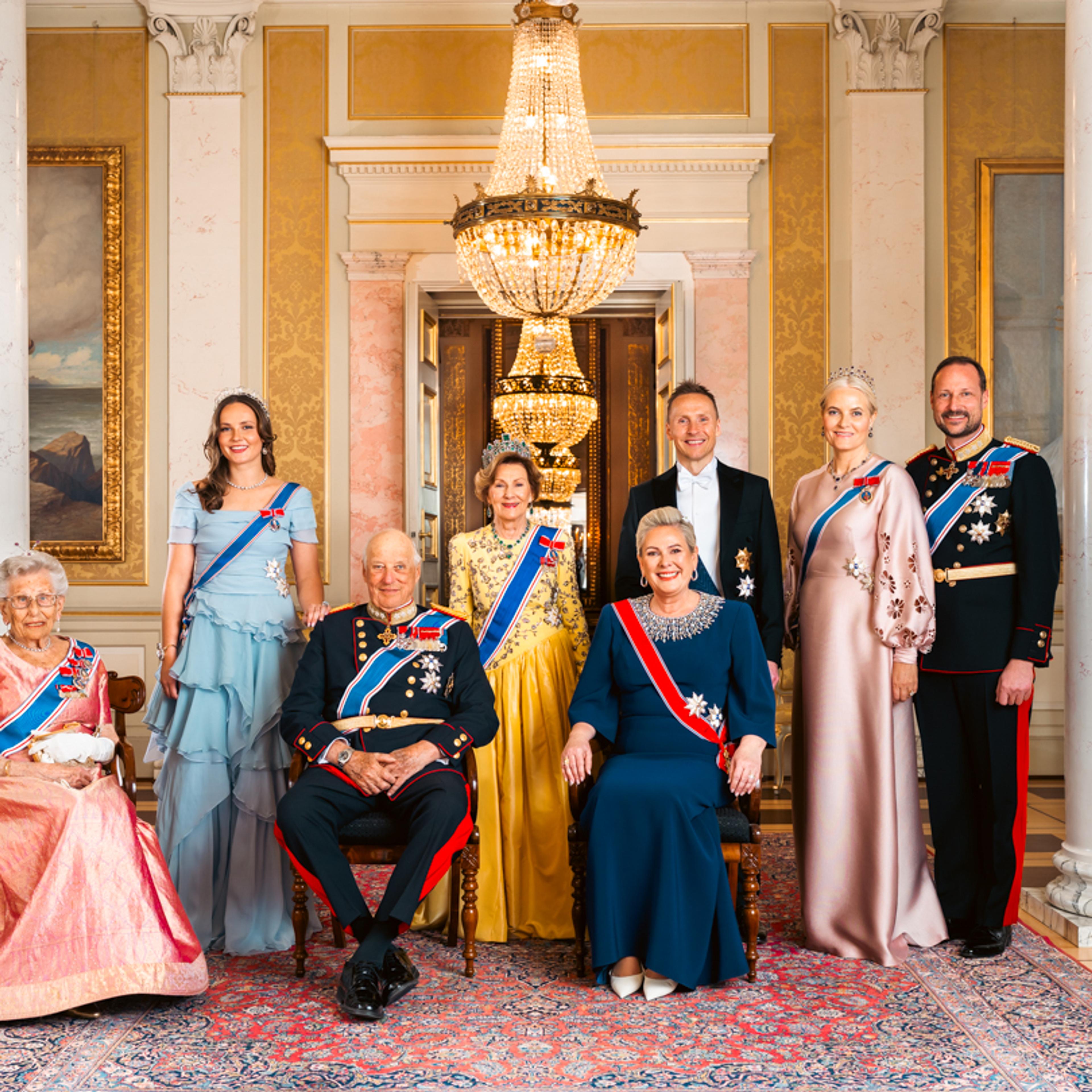 Gjester og vertskap stilt opp for fotografering i galla med ordener.