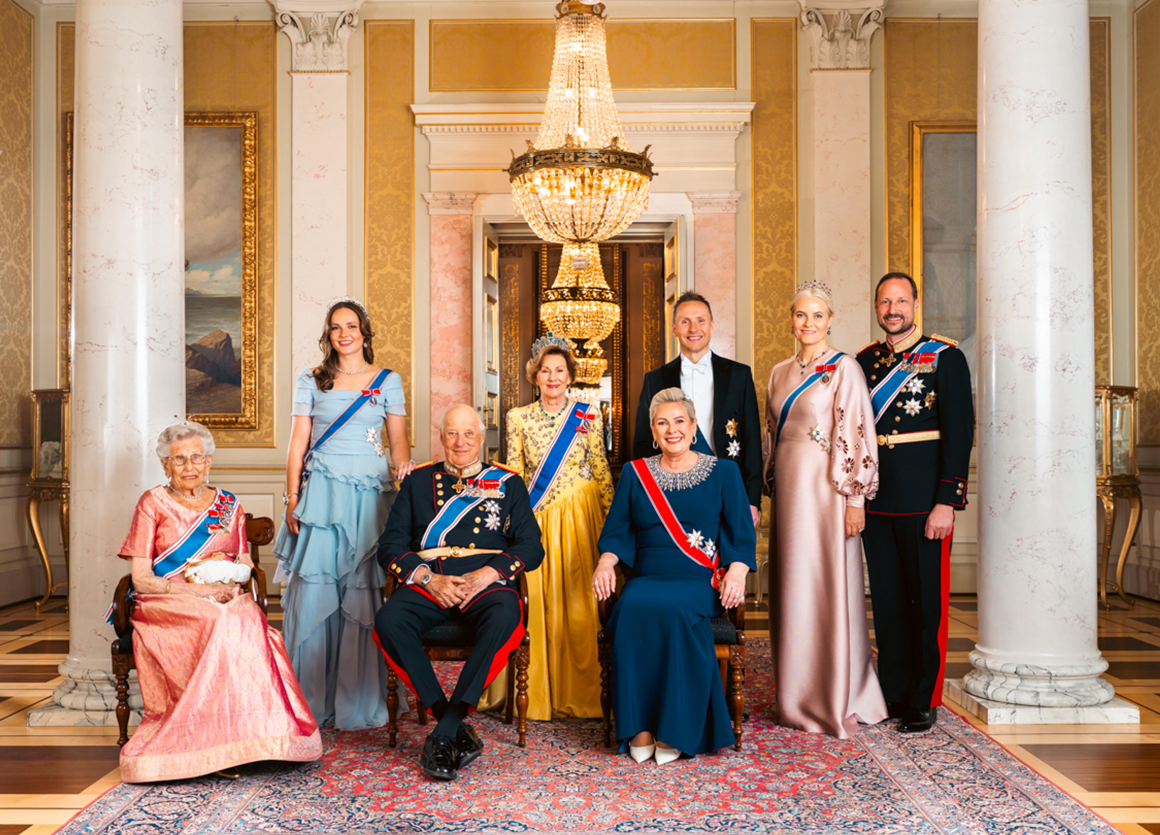 Vertskap og gjester pyntet til gallamiddag under statsbesøk fra Island.