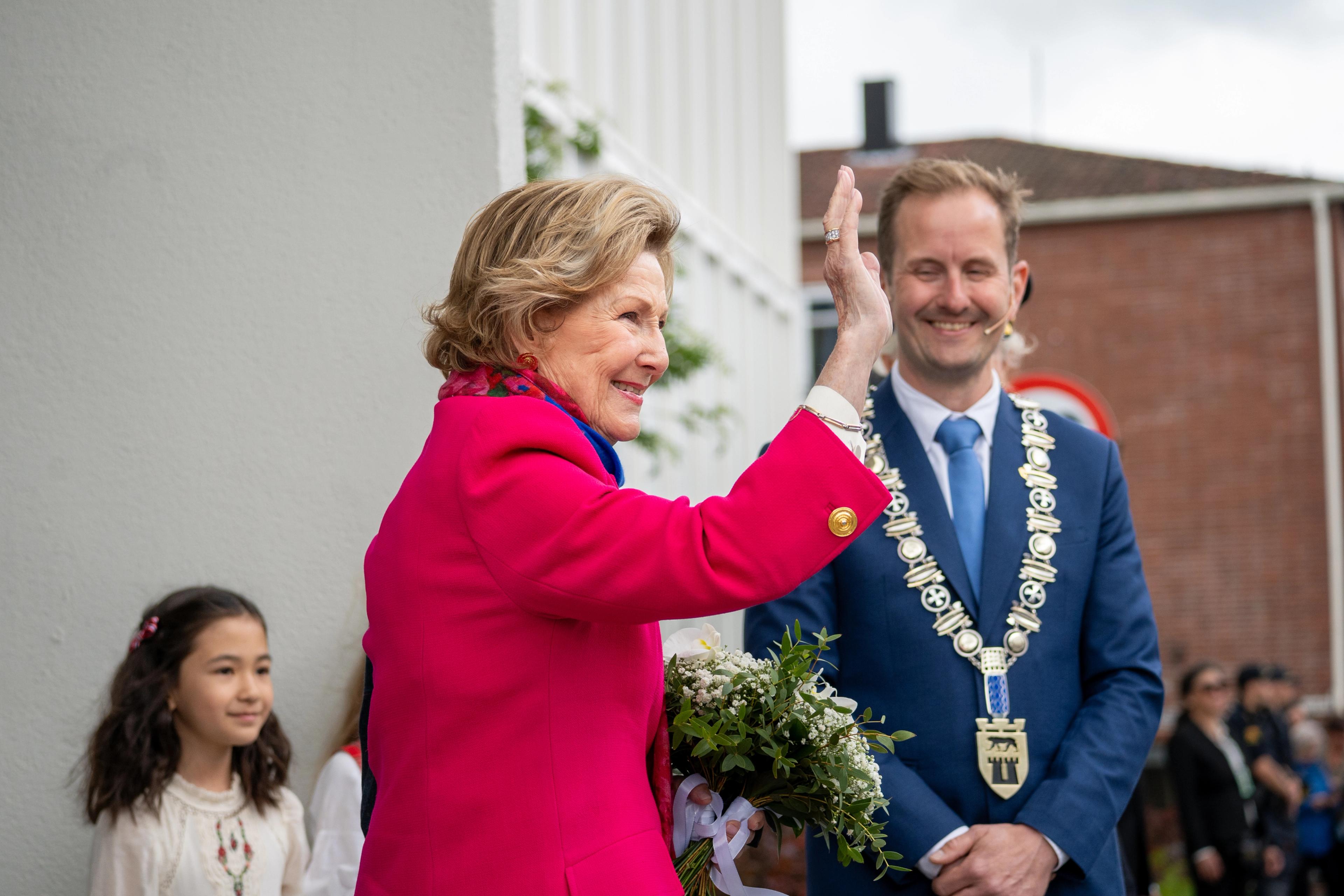 En vinkende Dronning Sonja i profil.