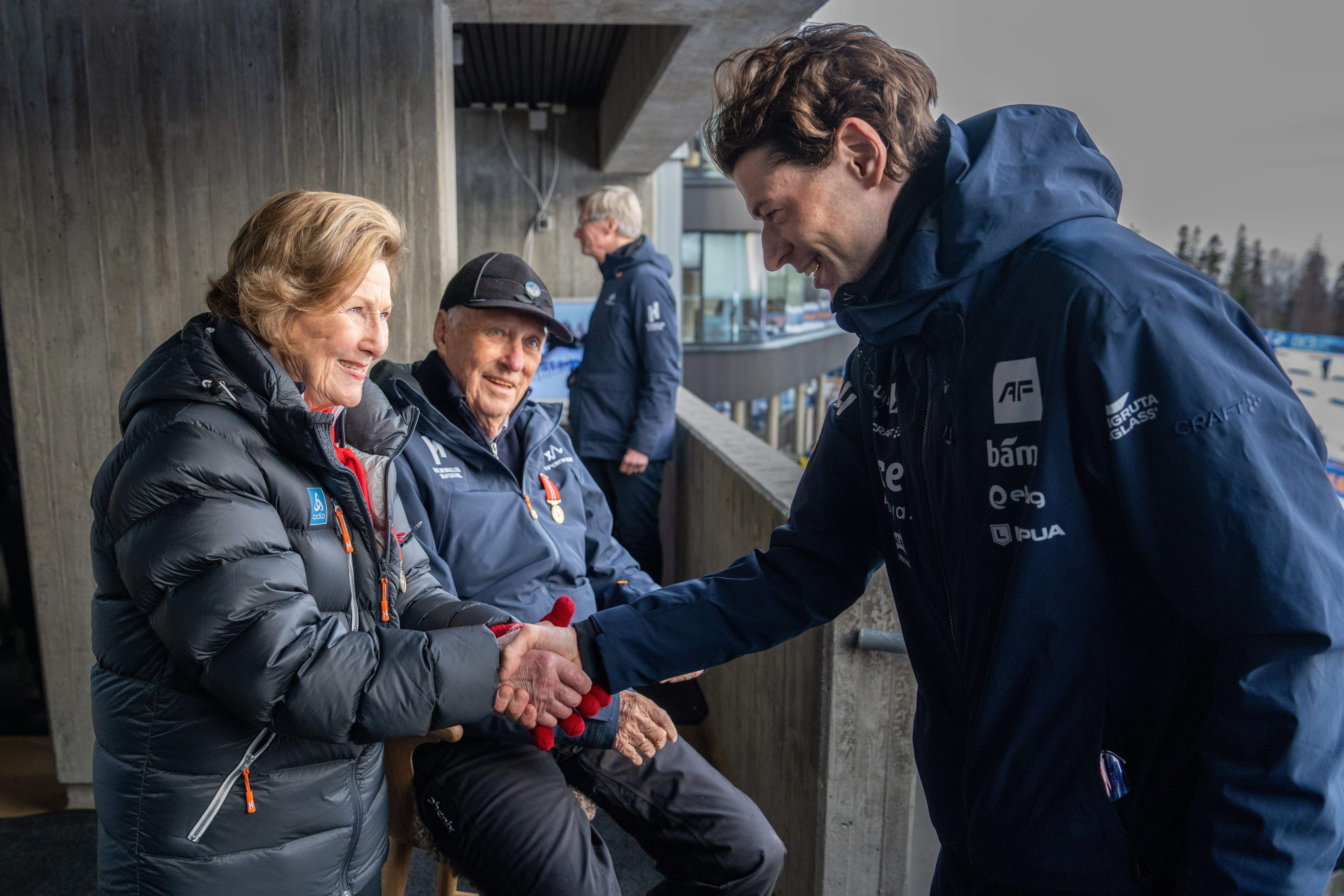 Dronning Sonja tek Sturla i handa.