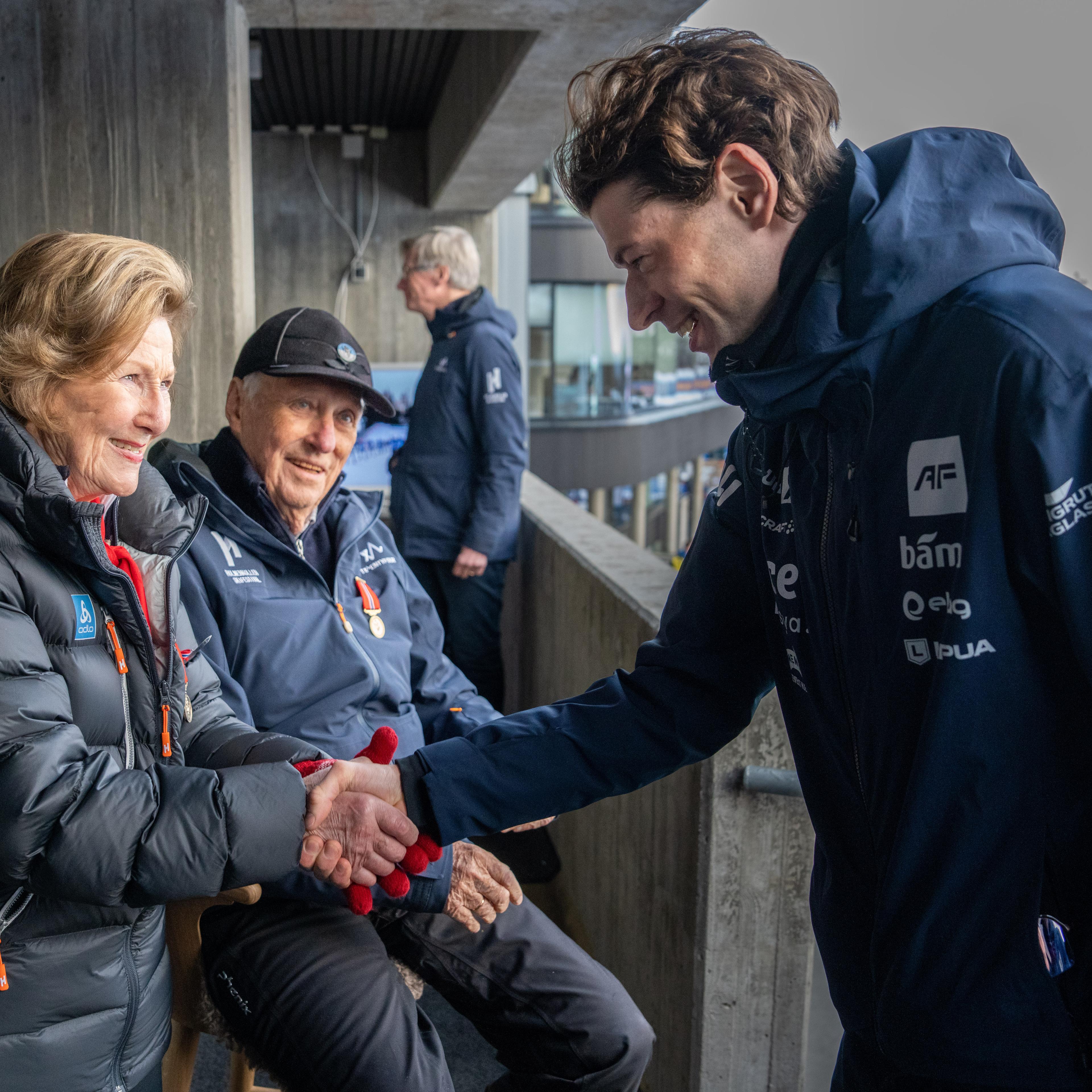 Dronning Sonja tek Sturla i handa.