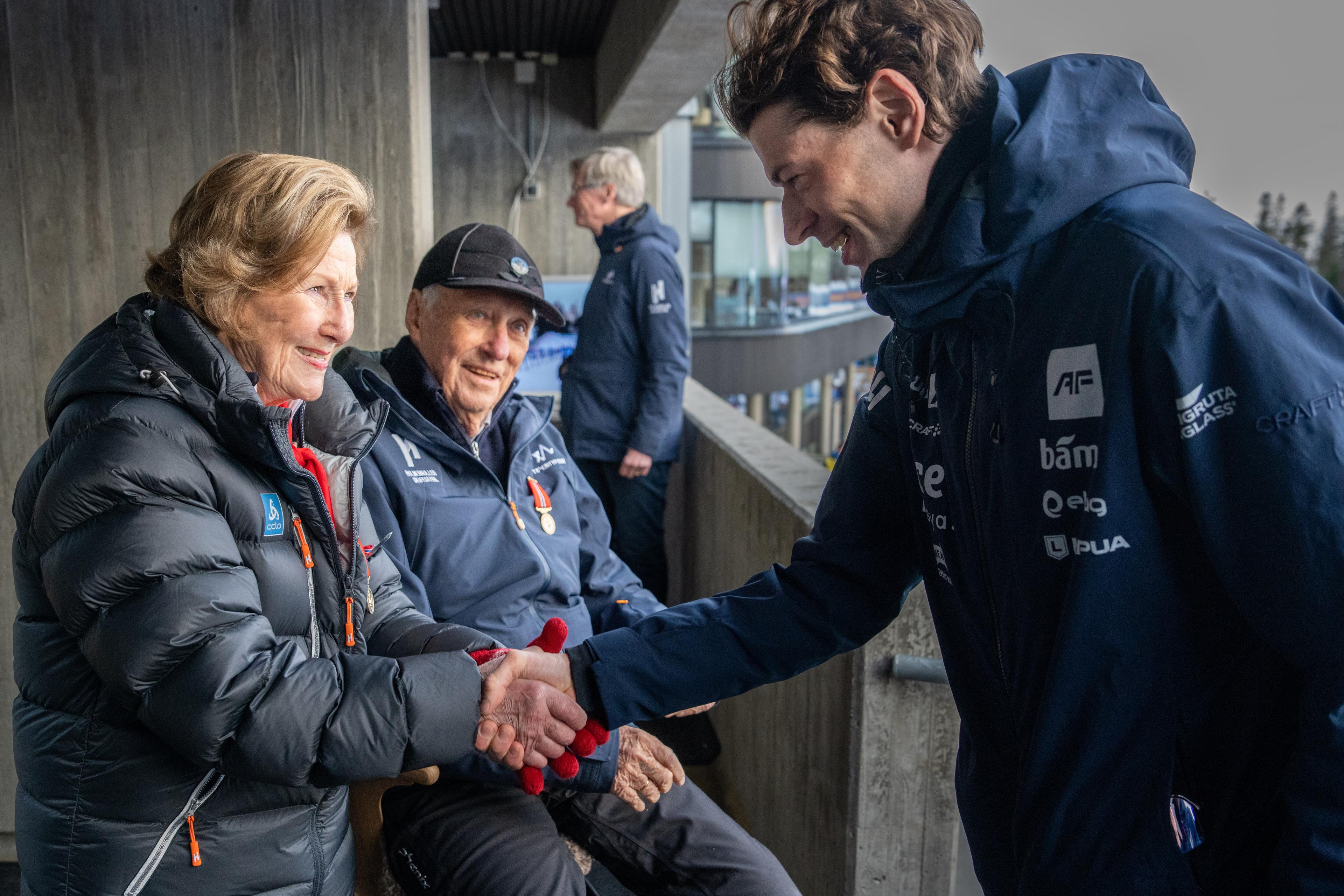 Dronning Sonja tek Sturla i handa.