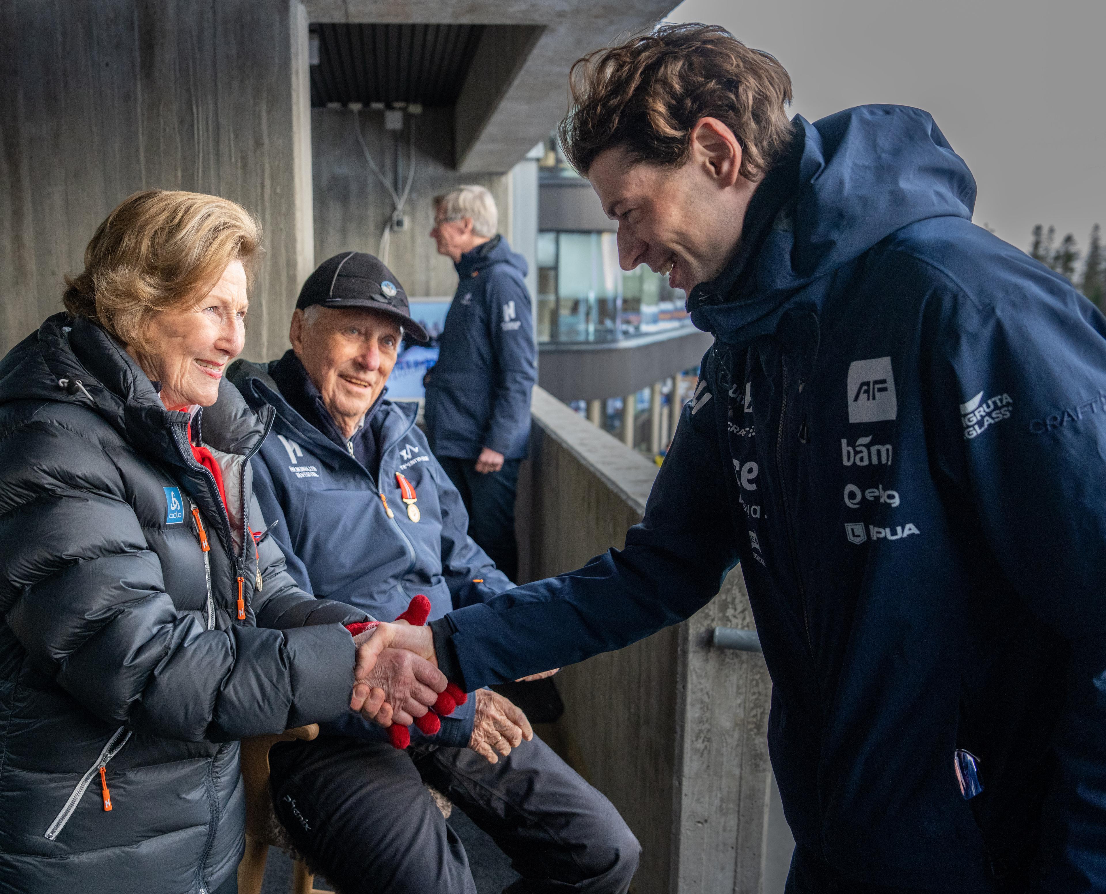 Dronning Sonja tek Sturla i handa.